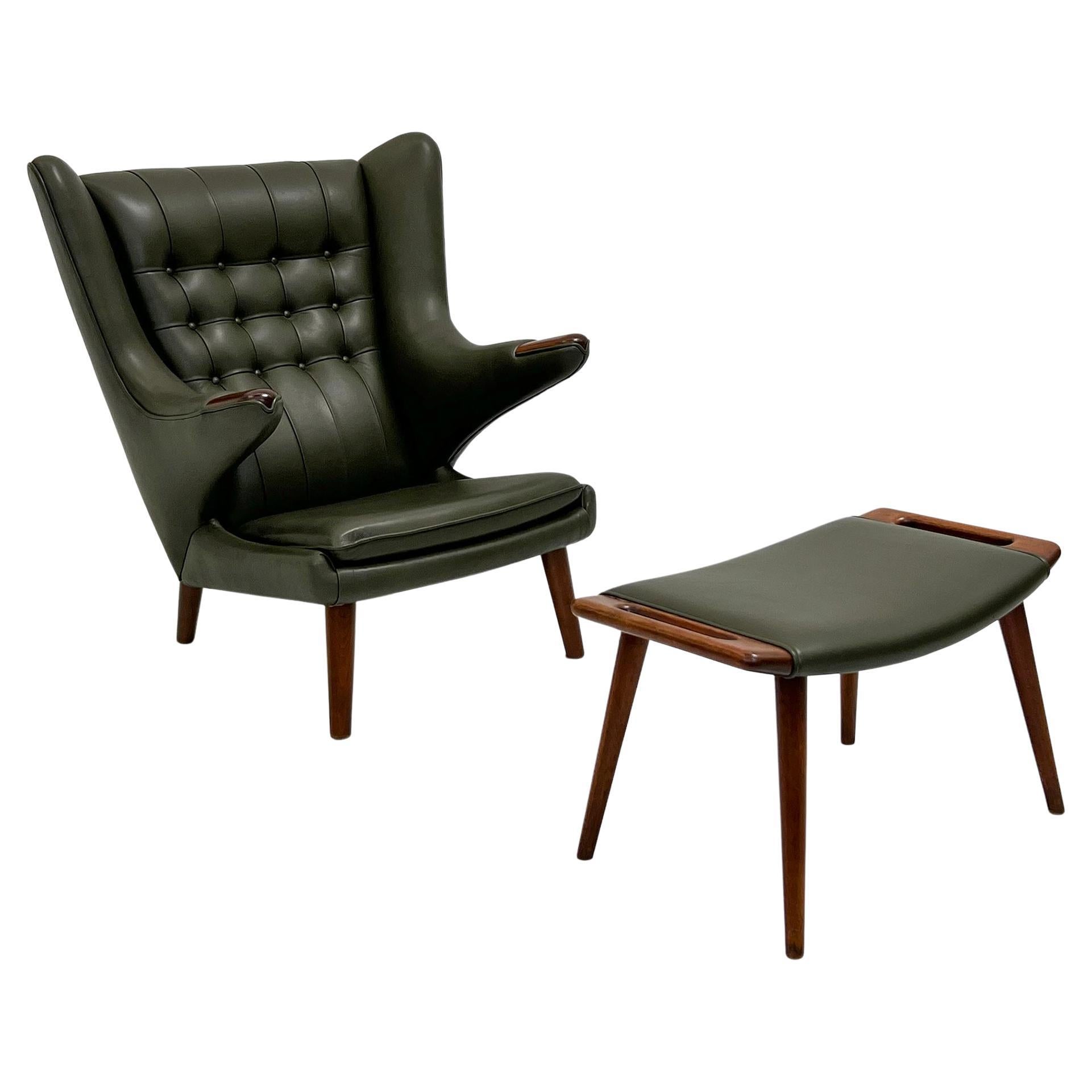 Une chaise longue absolument magnifique de Hans Wegner pour A.P. est disponible aujourd'hui. Volé, Danemark, 1950 AP-19, avec ottoman assorti AP-29. Une chaise véritablement emblématique, conçue par Hans Wegner en 1951 pour A.P Stolen. Cette chaise