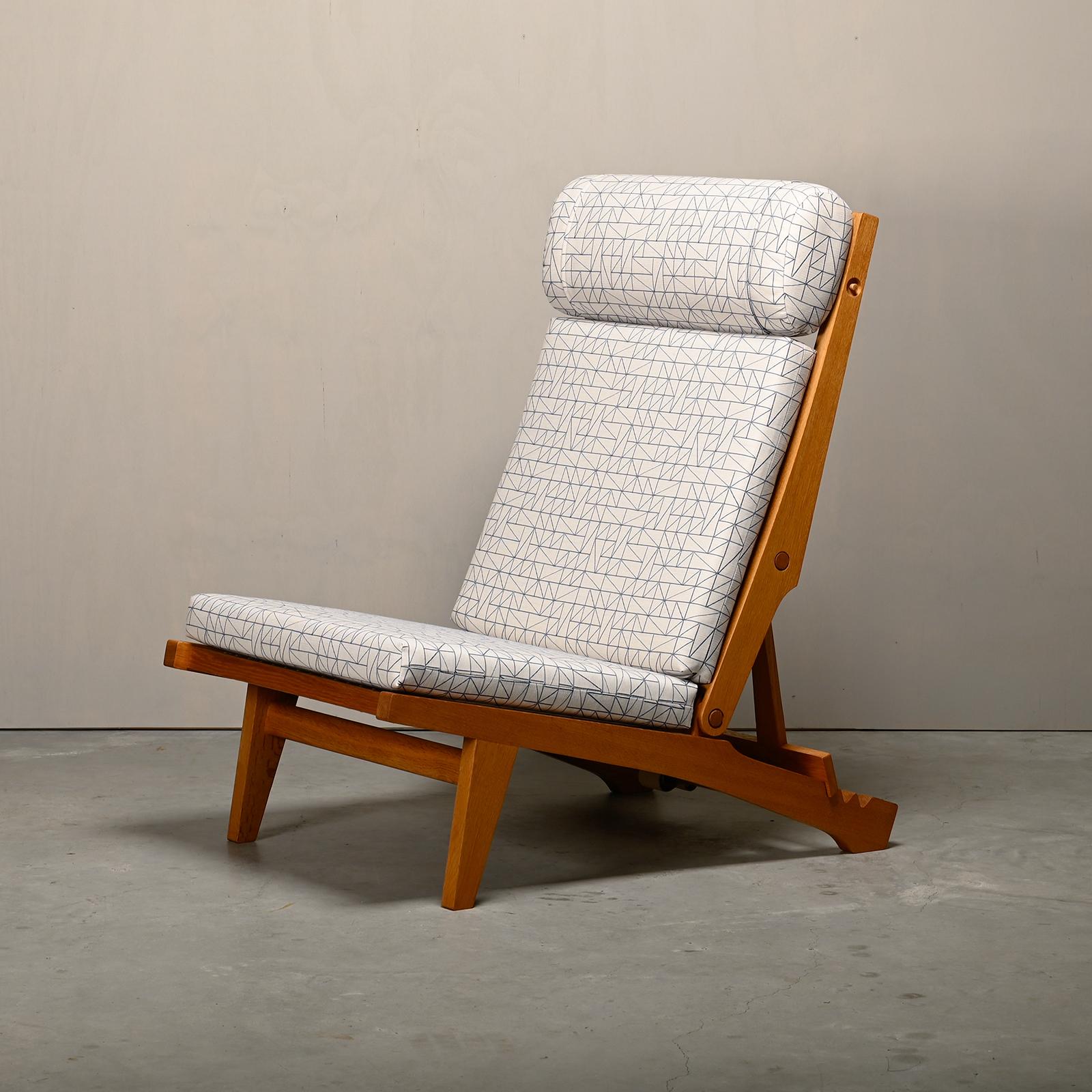Hans J. Wegner AP71 Loungesessel, Eiche und Grafikstoff für AP Stolen, Dänemark im Angebot 3