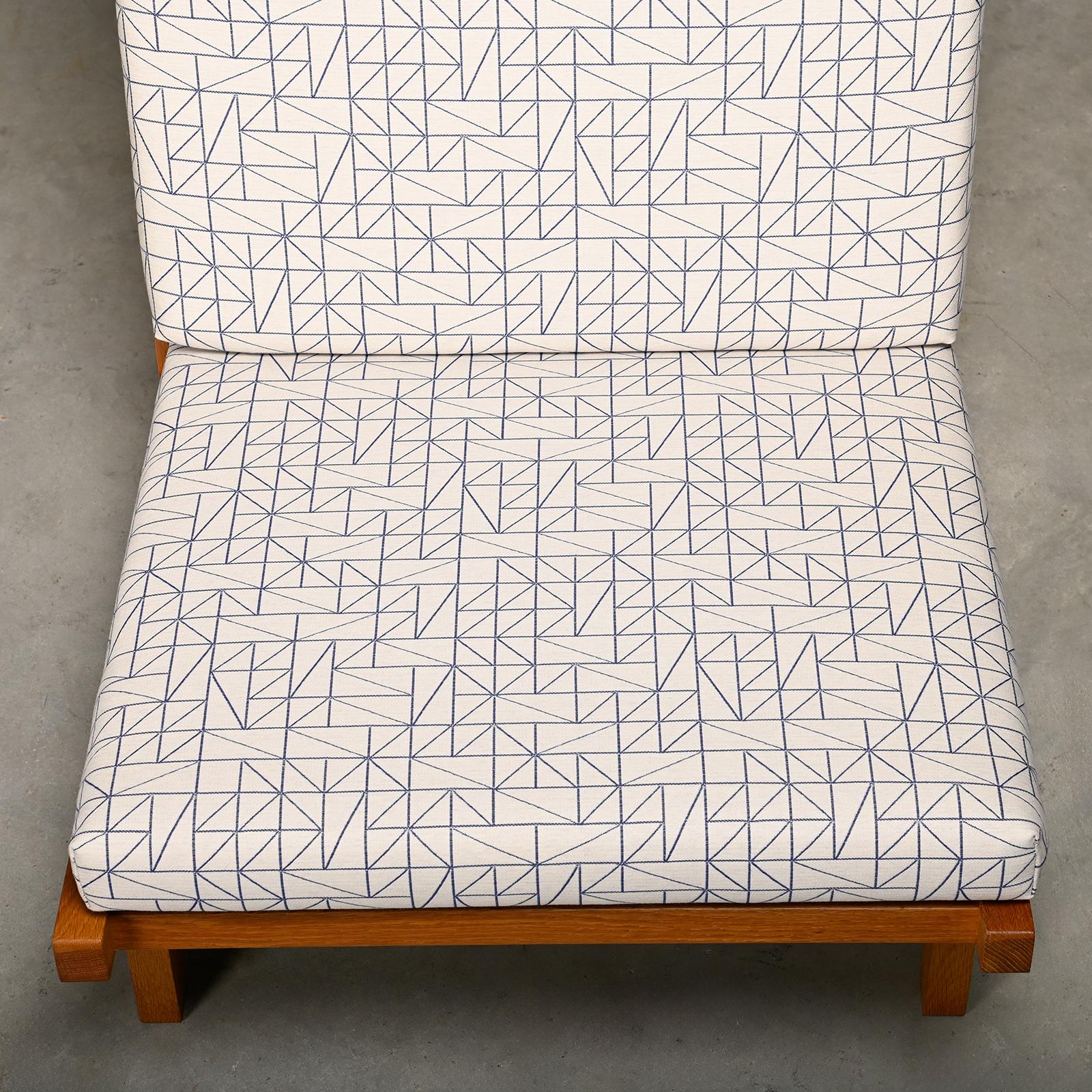 Hans J. Wegner AP71 Loungesessel, Eiche und Grafikstoff für AP Stolen, Dänemark im Angebot 4