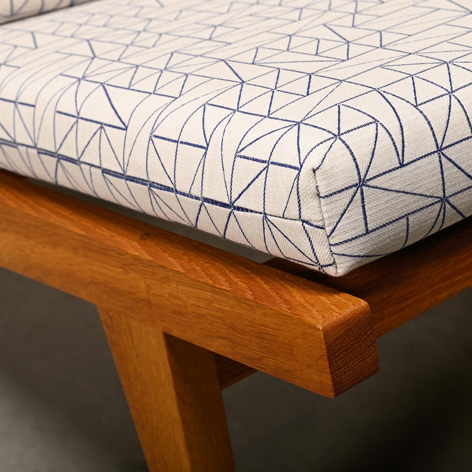 Hans J. Wegner AP71 Loungesessel, Eiche und Grafikstoff für AP Stolen, Dänemark im Angebot 5