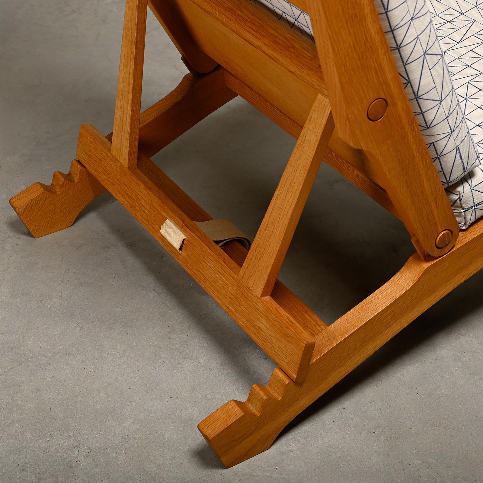Hans J. Wegner AP71 Loungesessel, Eiche und Grafikstoff für AP Stolen, Dänemark im Angebot 8