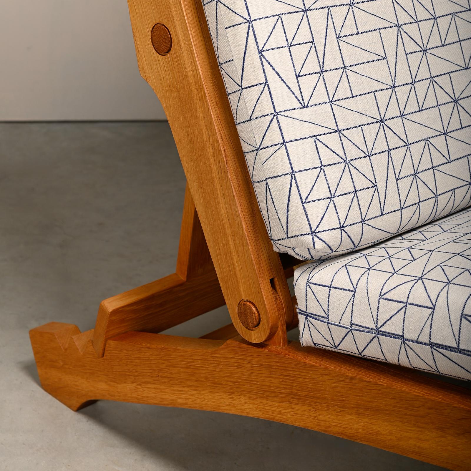 Hans J. Wegner AP71 Loungesessel, Eiche und Grafikstoff für AP Stolen, Dänemark im Angebot 9