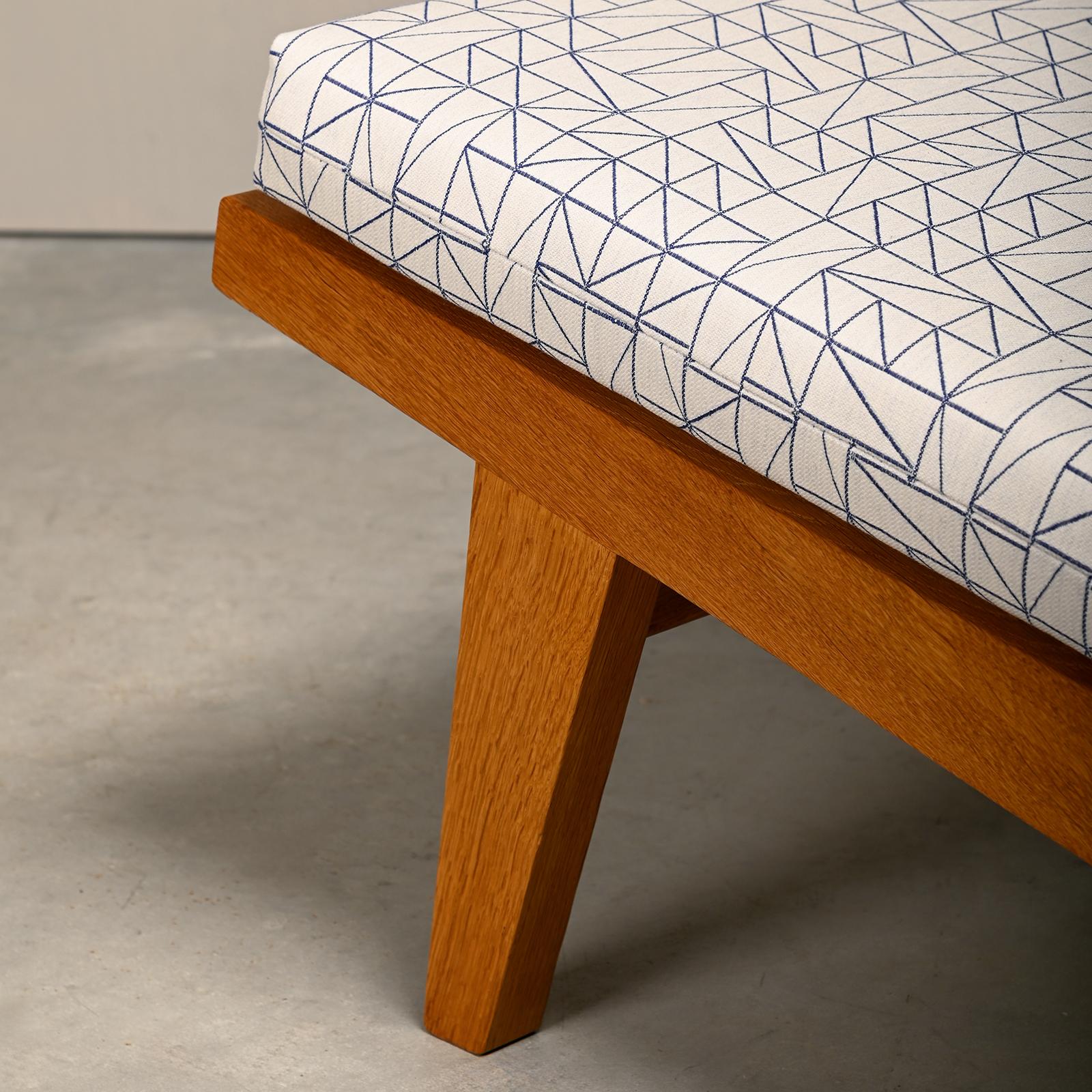 Hans J. Wegner AP71 Loungesessel, Eiche und Grafikstoff für AP Stolen, Dänemark im Angebot 12