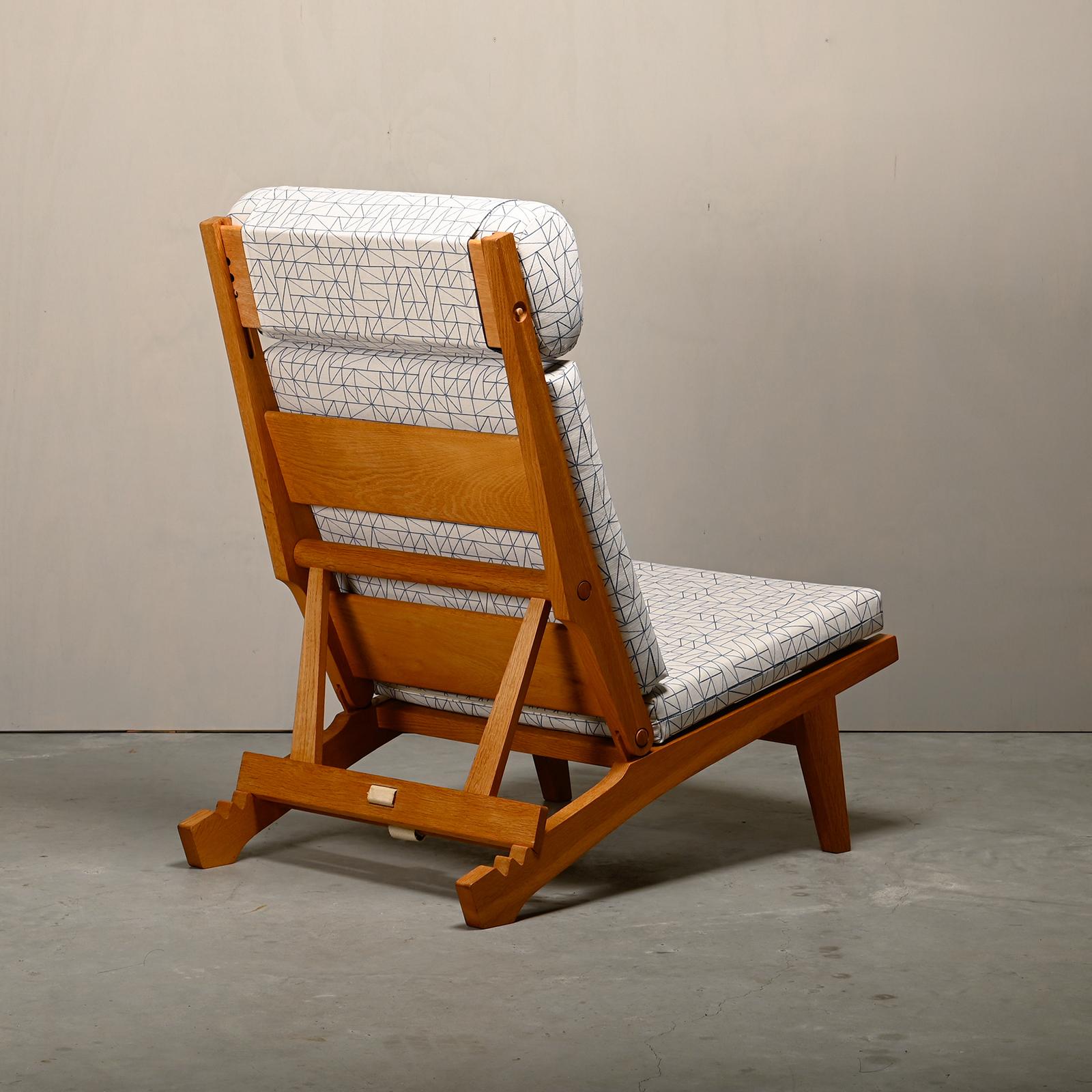Schöner detaillierter und bequemer AP-71 Lounge Chair, entworfen von Hans J. Wegner 1968 für A.P. Gestohlen, Dänemark. Massives Eichengestell (faltbar) mit verstellbarer Rückenlehne und Kopfstütze in drei Positionen. Das Holz hat eine schöne warme