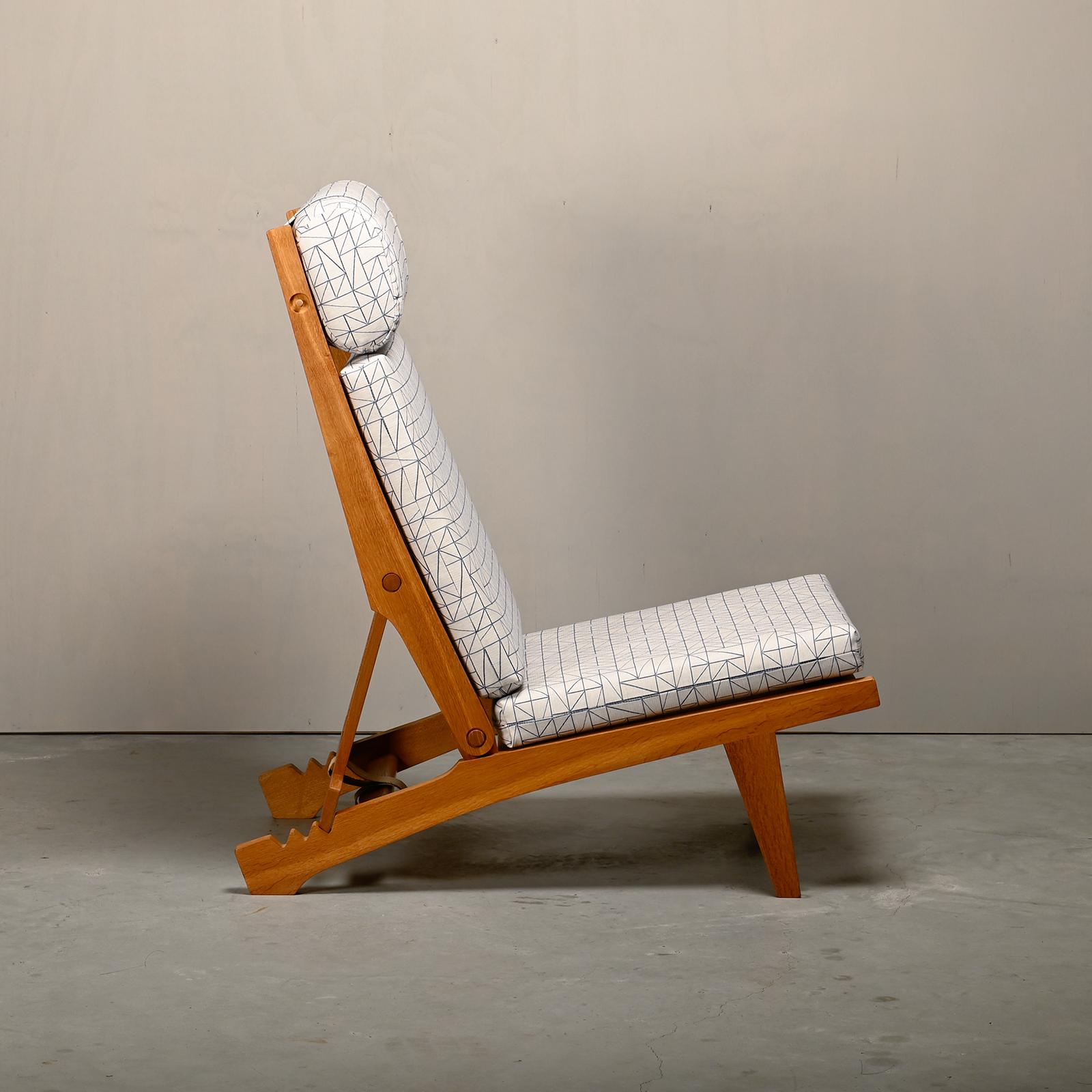 Hans J. Wegner AP71 Loungesessel, Eiche und Grafikstoff für AP Stolen, Dänemark (Skandinavische Moderne) im Angebot