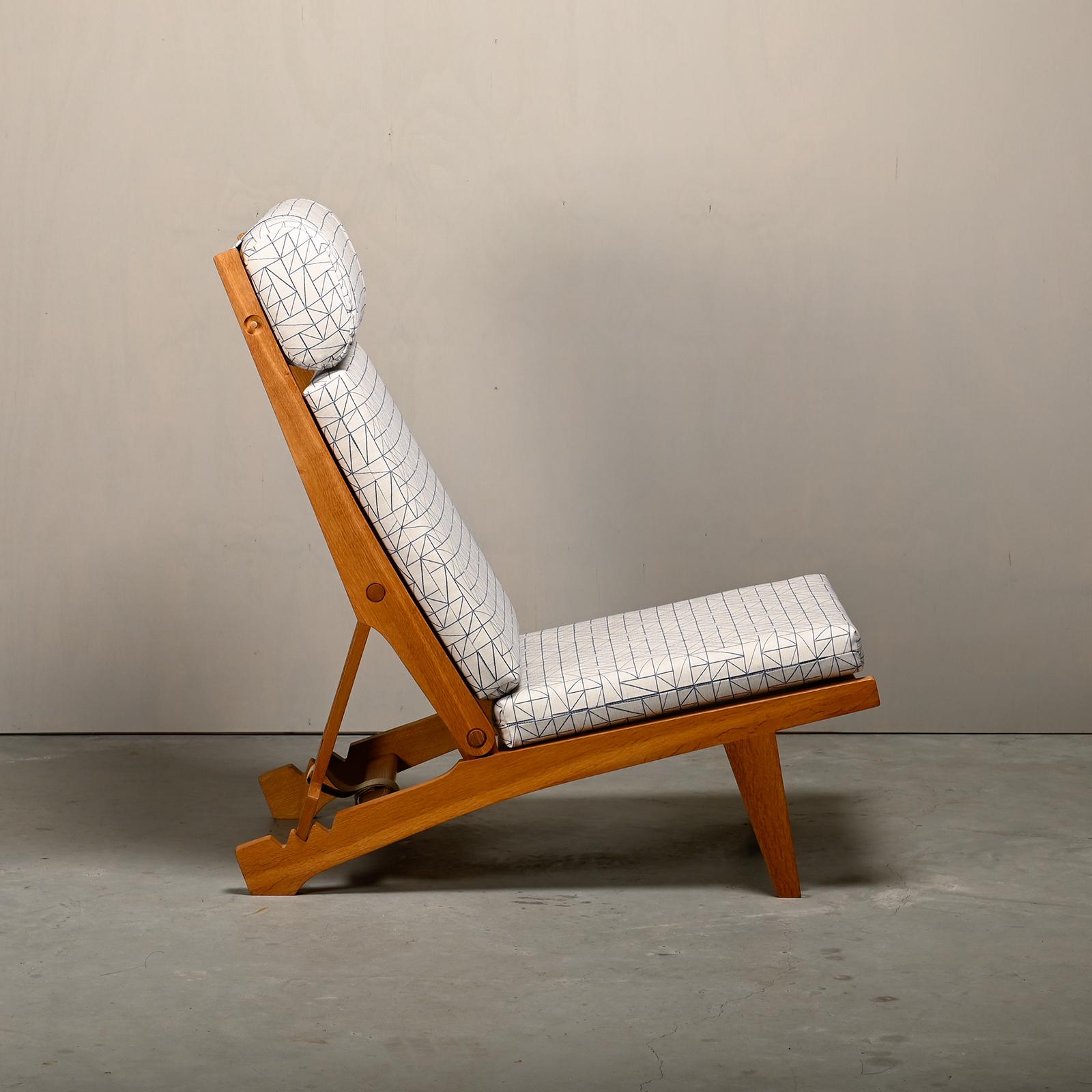 Hans J. Wegner AP71 Loungesessel, Eiche und Grafikstoff für AP Stolen, Dänemark (Dänisch) im Angebot