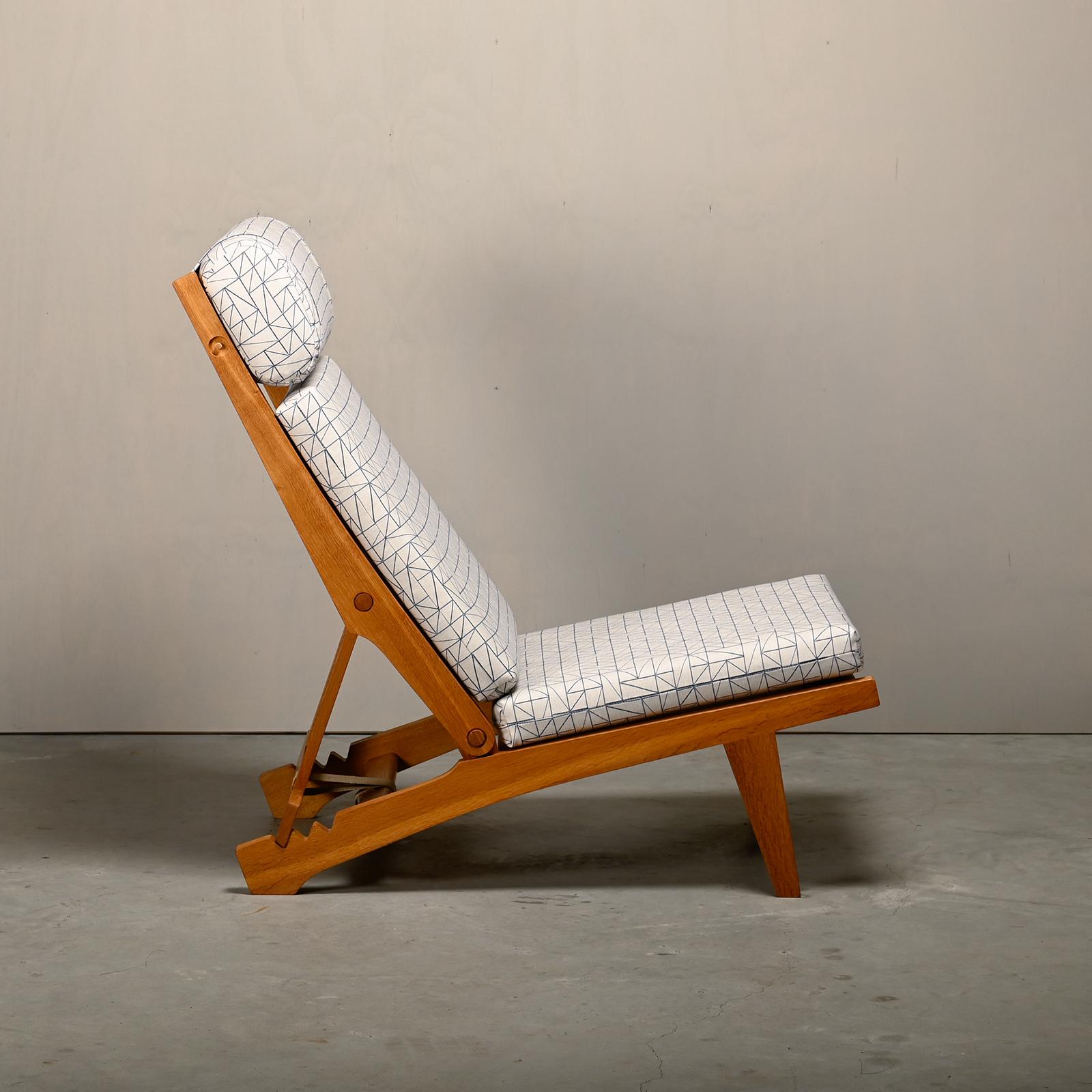 Hans J. Wegner AP71 Loungesessel, Eiche und Grafikstoff für AP Stolen, Dänemark im Zustand „Gut“ im Angebot in Amsterdam, NL
