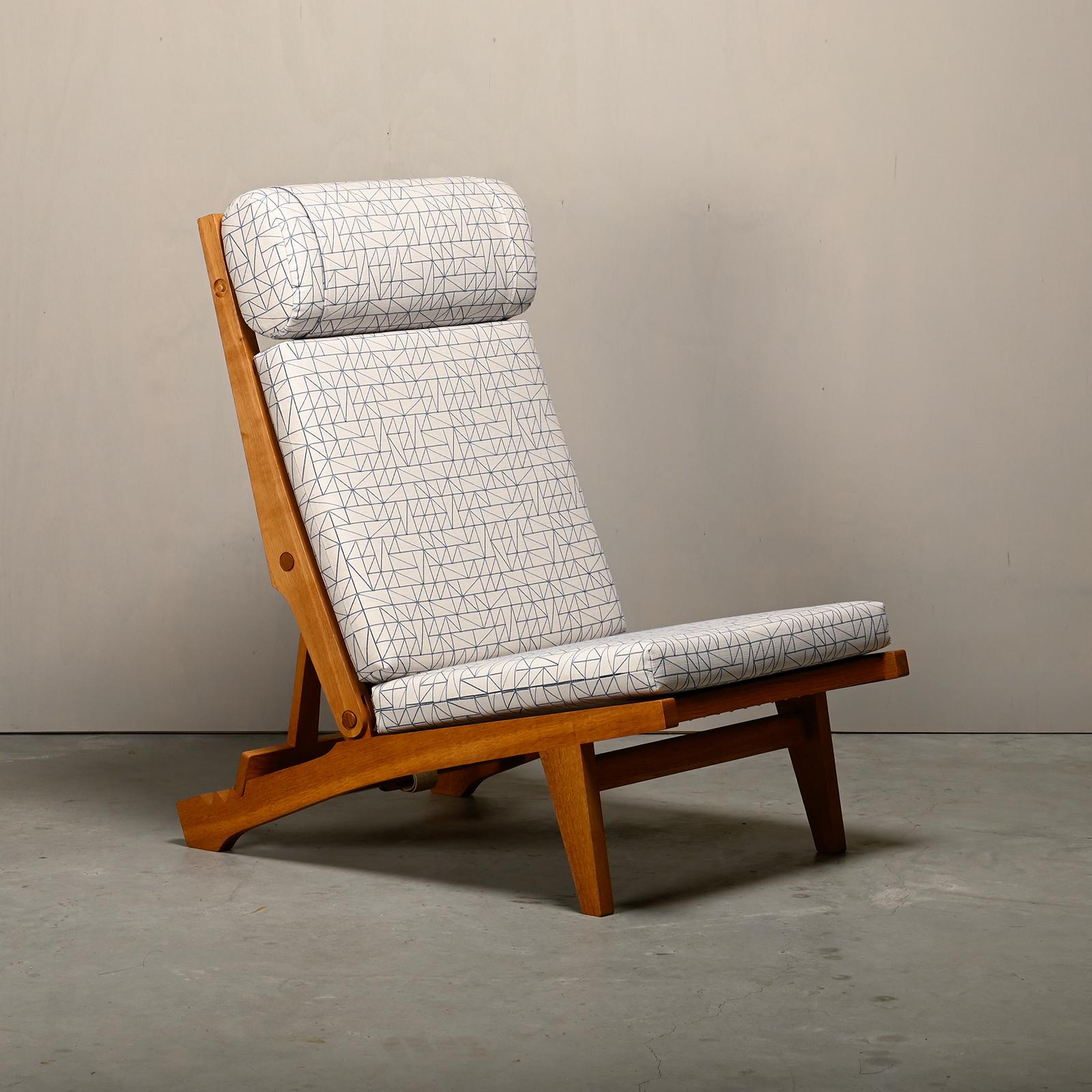 Hans J. Wegner AP71 Loungesessel, Eiche und Grafikstoff für AP Stolen, Dänemark (Ende des 20. Jahrhunderts) im Angebot