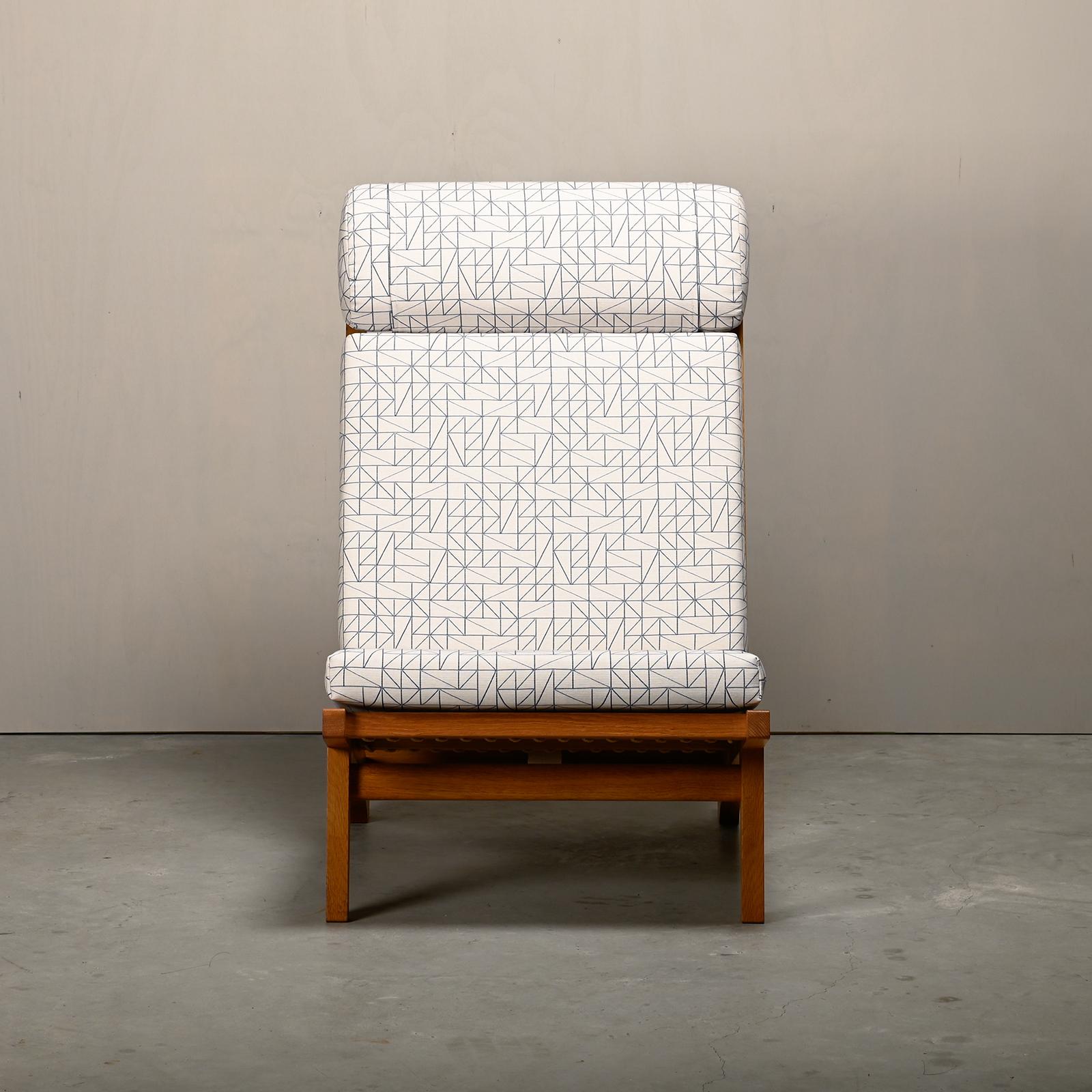 Hans J. Wegner AP71 Loungesessel, Eiche und Grafikstoff für AP Stolen, Dänemark (Stoff) im Angebot