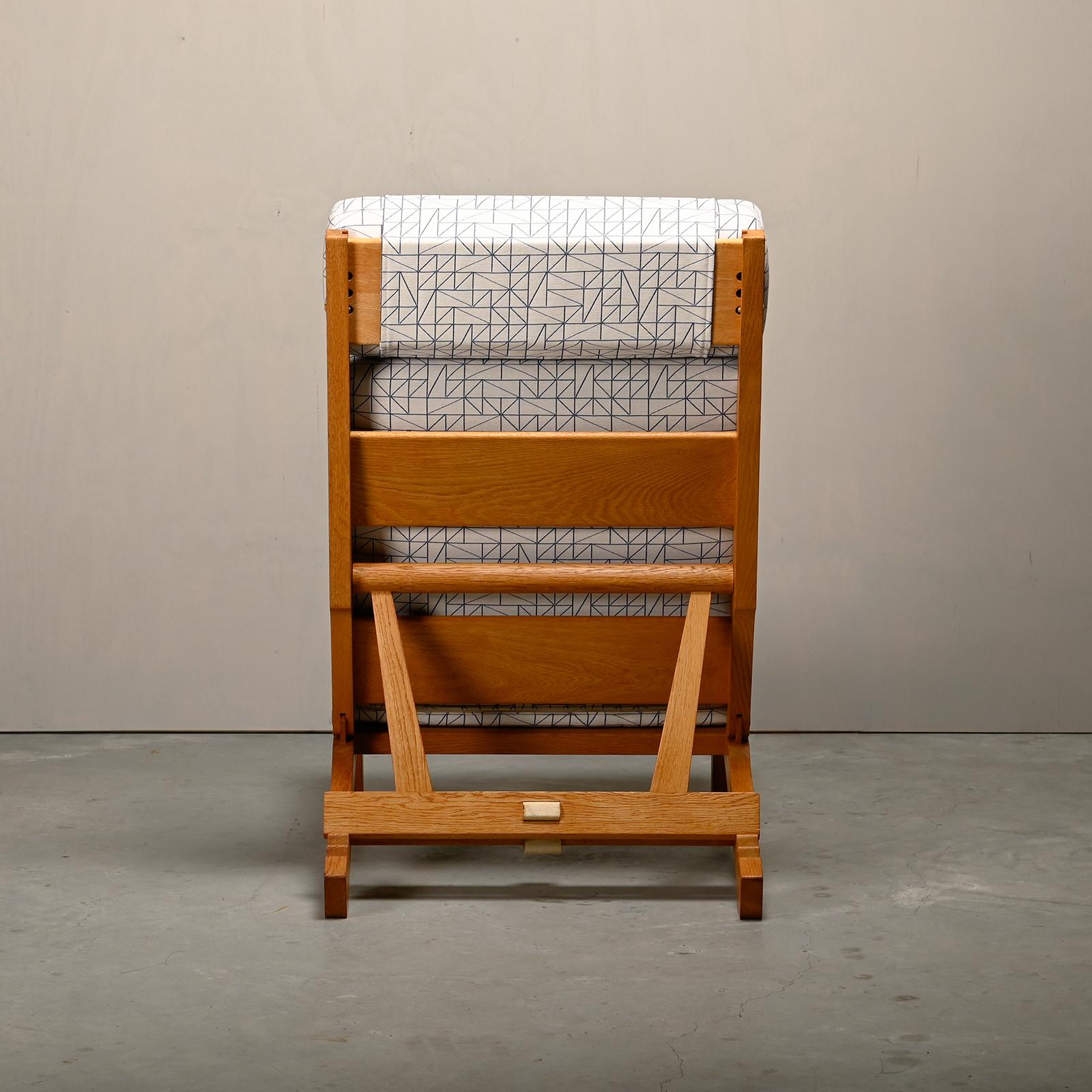 Hans J. Wegner AP71 Loungesessel, Eiche und Grafikstoff für AP Stolen, Dänemark im Angebot 1