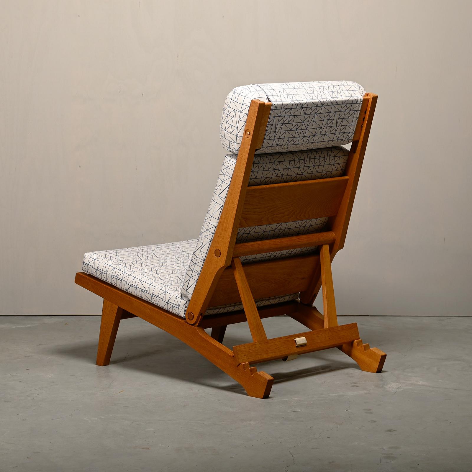 Hans J. Wegner AP71 Loungesessel, Eiche und Grafikstoff für AP Stolen, Dänemark im Angebot 2