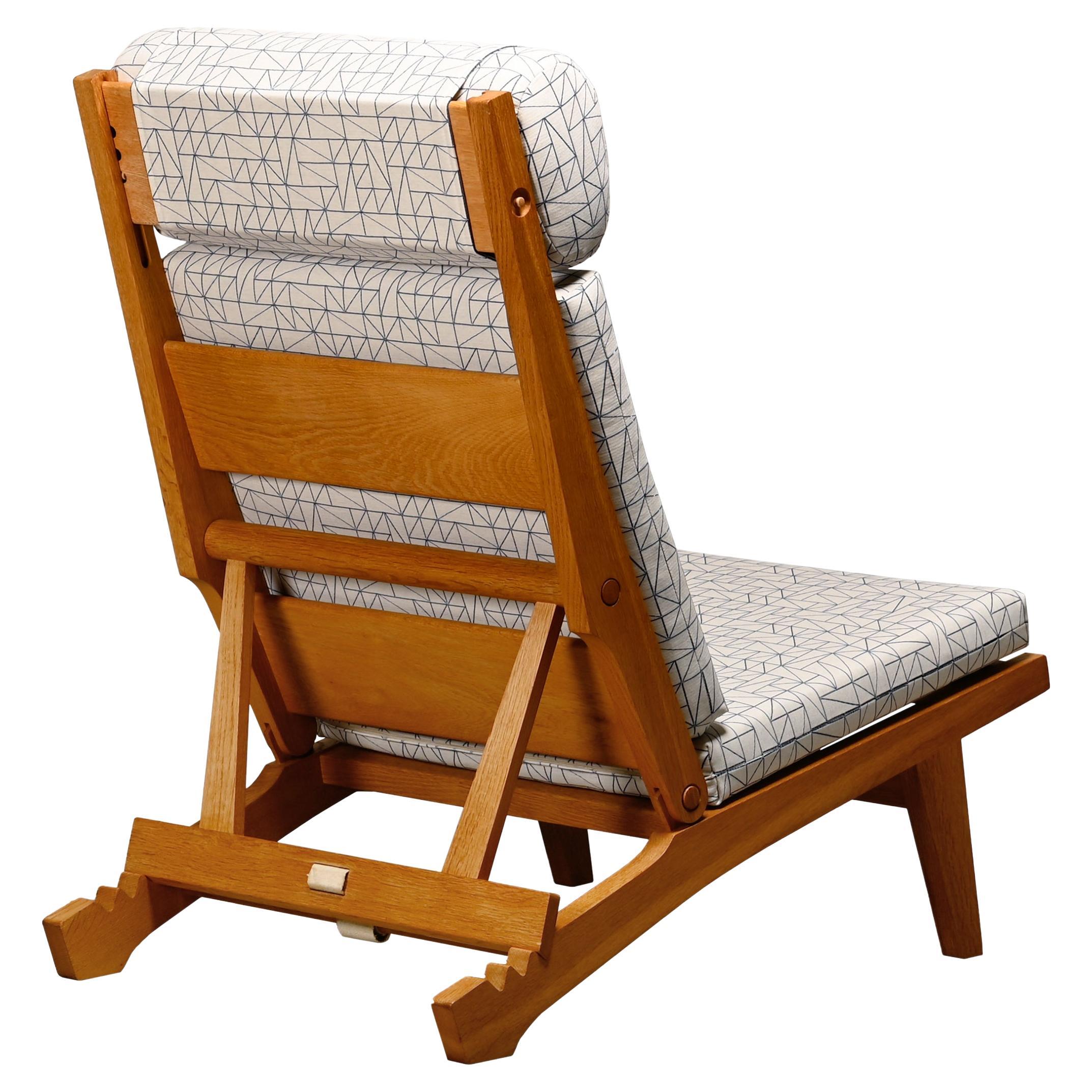 Hans J. Wegner AP71 Loungesessel, Eiche und Grafikstoff für AP Stolen, Dänemark im Angebot