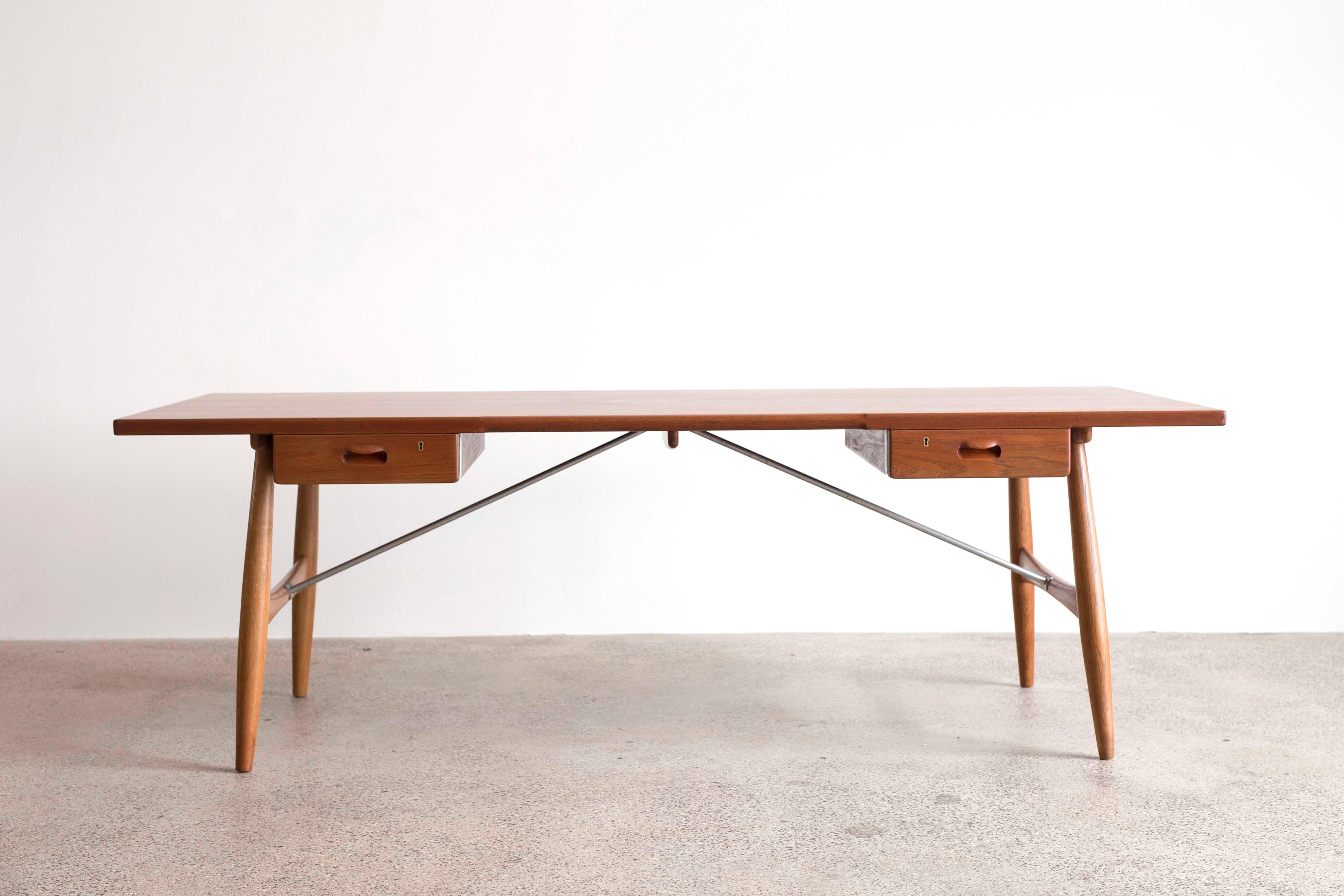 Hans J. Wegner 'Architect's desk' designed 1953 and executed at cabinetmaker Johannes Hansen, Denmark, model JH571. Large model. 
Legs of oak, tabletop and drawers of teak with brass and steel details. 
Fine condition.