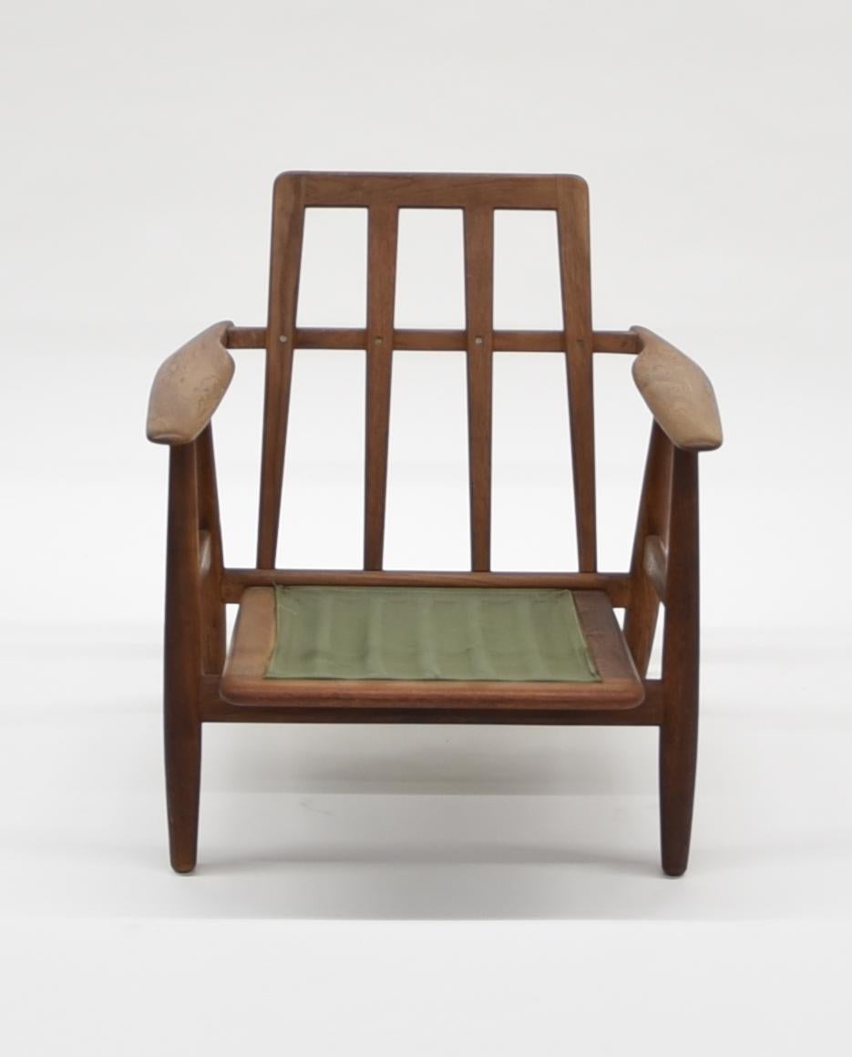 Hans J. Wegner armchair, model GE-240, 'Cigaren' with frame of massive teak, armrest of oak. Designed in 1955. Produced by GETAMA. Occurrence of wear, scratches, marks.
Note: Cushions are missing and not included!
  