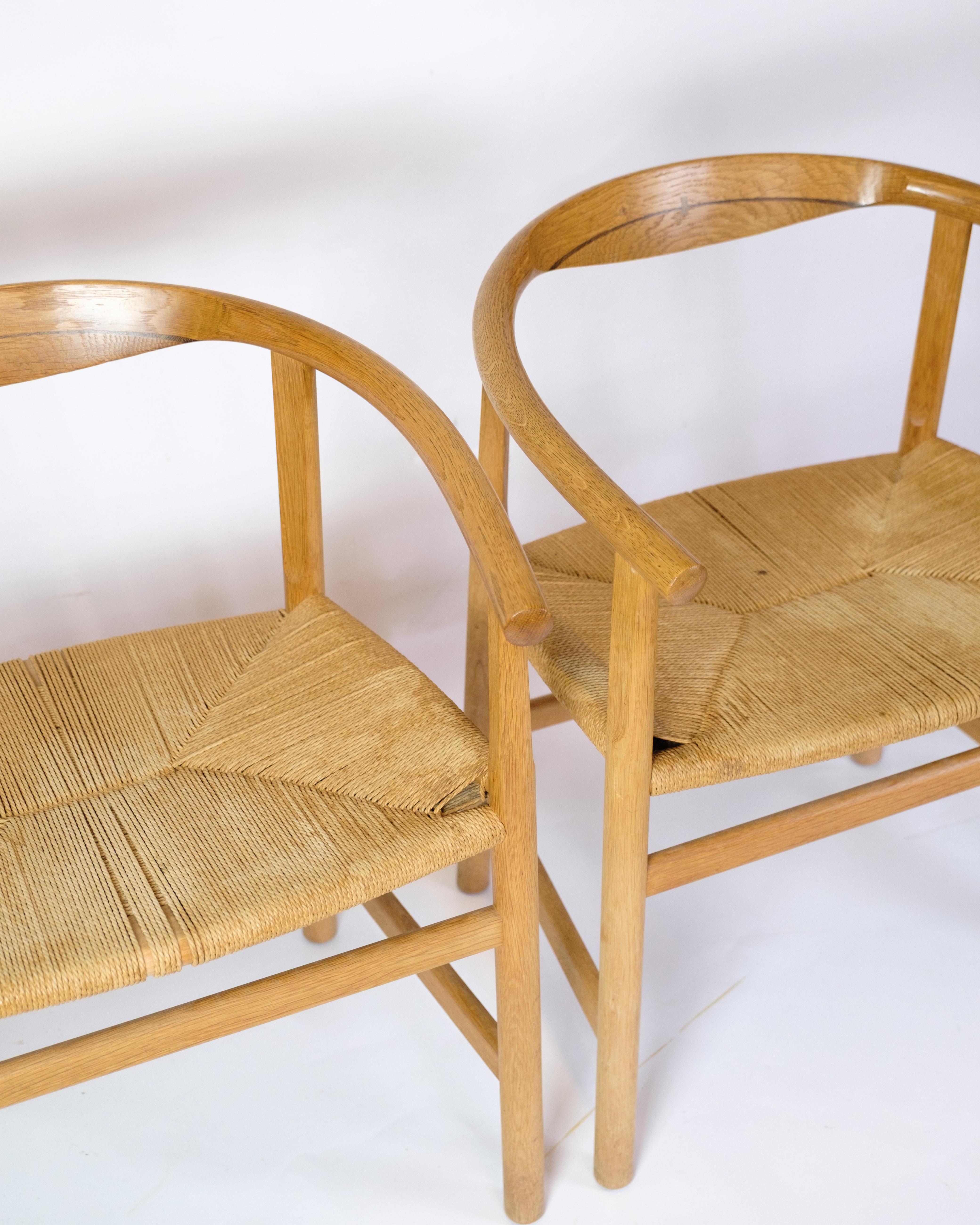 Set di poltrone, modello 201 in Oak con intarsio in legno di wengé con schienale e seduta in filato di carta, disegnato nel 1969 da Hans J. Wegner presso PP Møbler. Le sedie sono in ottime condizioni d'uso.

Dimensioni in cm: H:72 W:58 D:49 SH:45