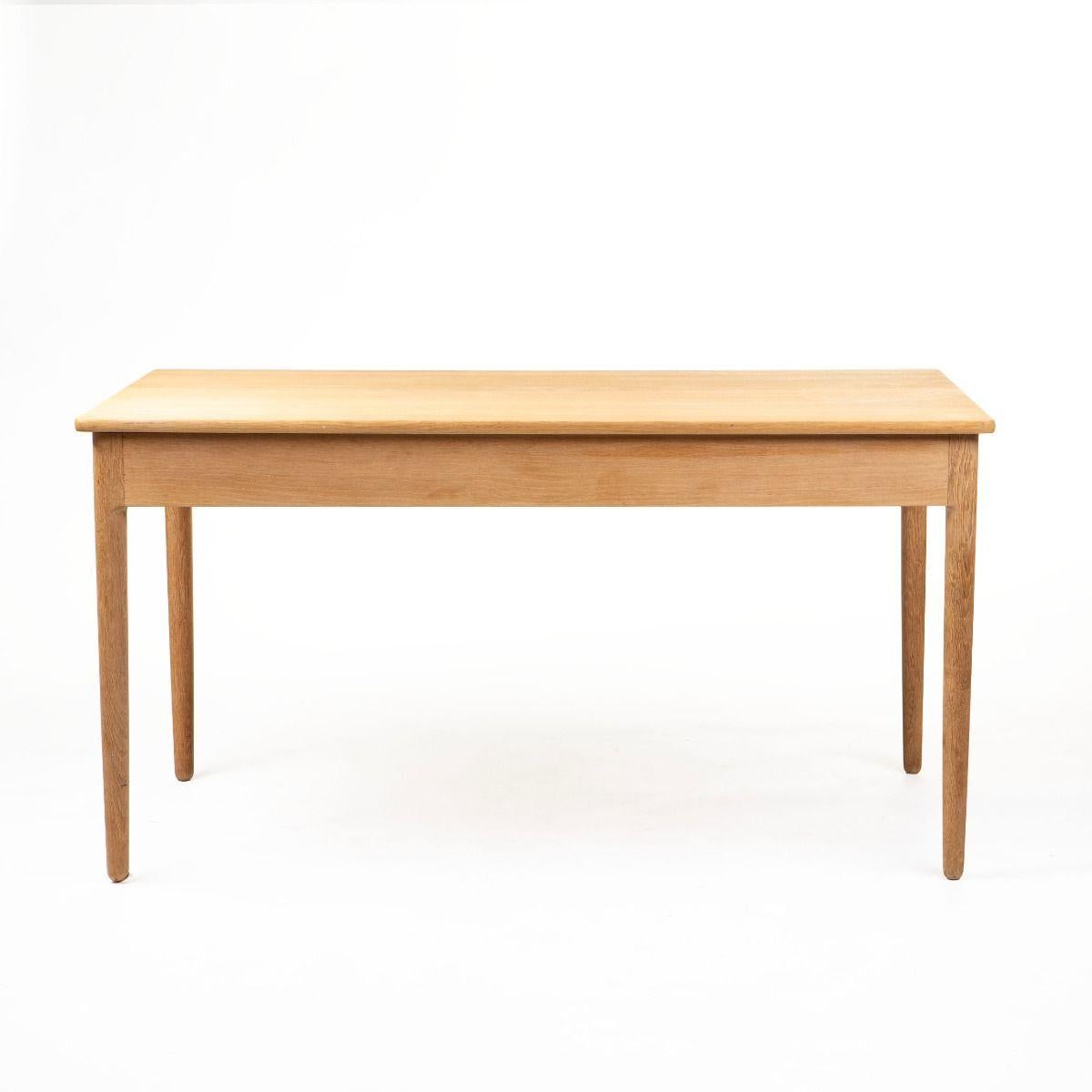 Hans J. Wegner AT-305 Desk in Oak for Andreas Tuck In Good Condition For Sale In Kastrup, DK