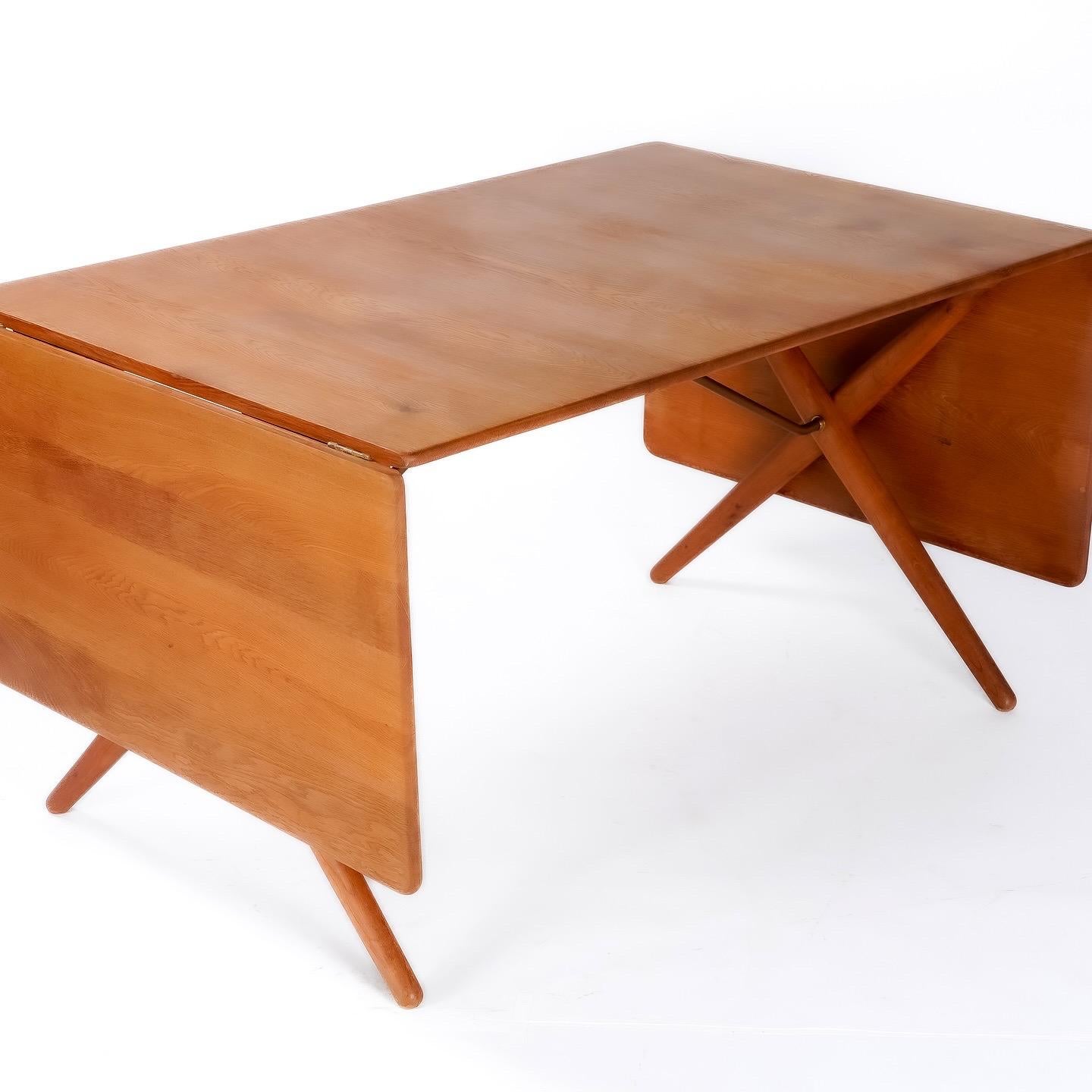 Scandinavian Modern Hans J. Wegner AT 309 Drop leaf table For Sale