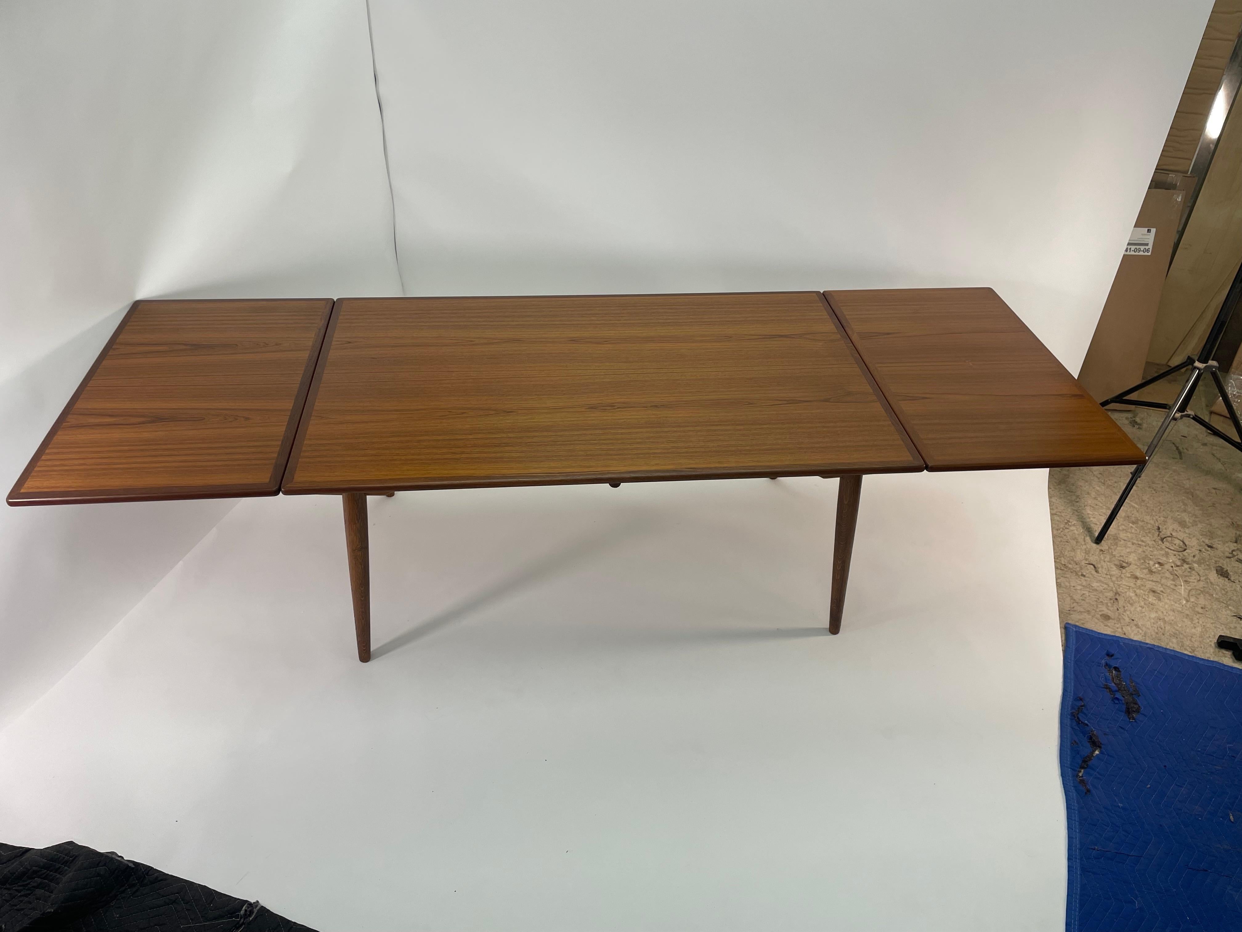 Hans J. Wegner AT-312 Sculpted Teak & Oak Dining Table for Andreas Tuck In Excellent Condition For Sale In San Diego, CA