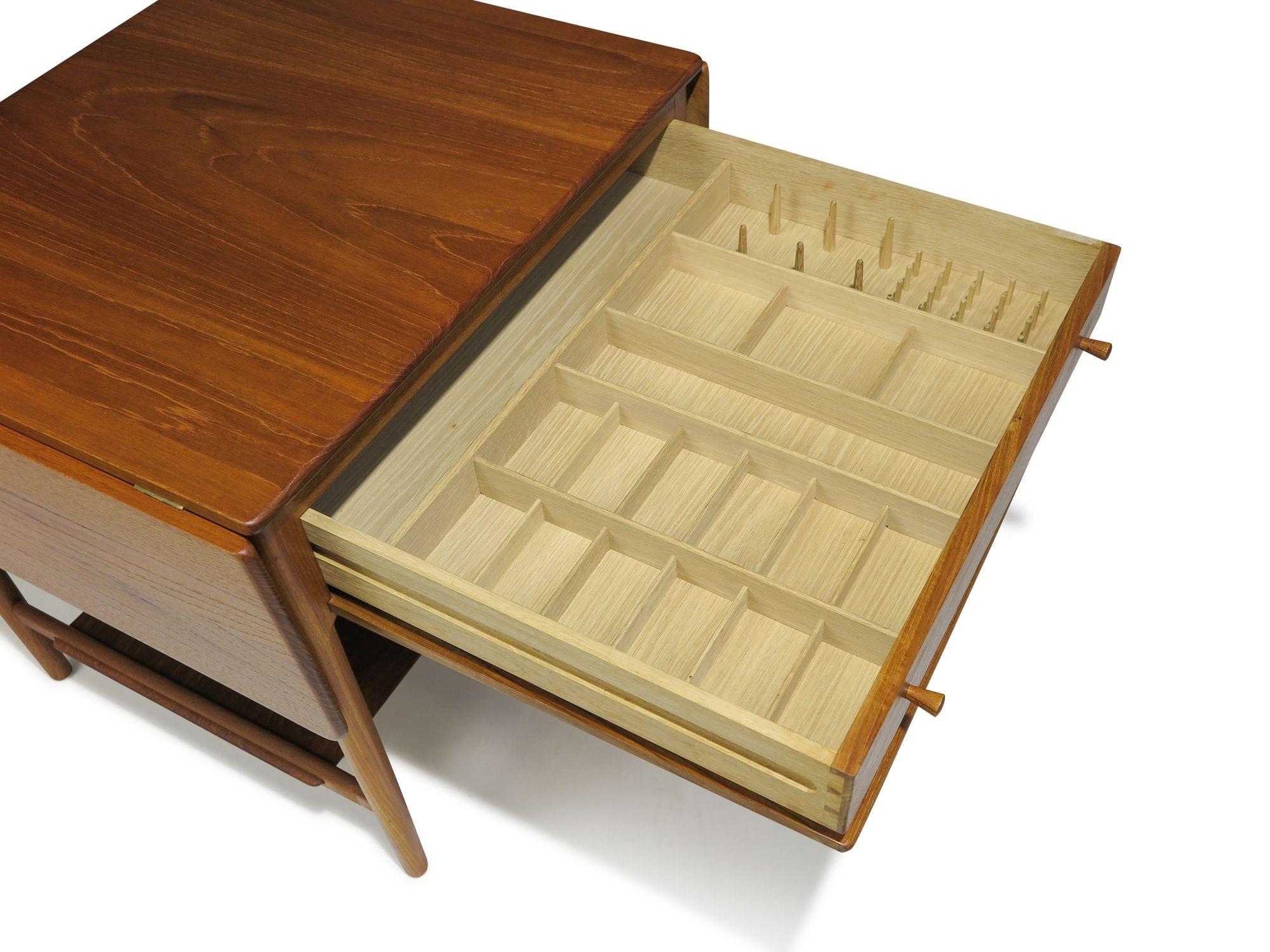 20th Century Hans J. Wegner AT-33 Sewing Drop-leaf Side Table For Sale