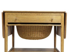 Hans J. Wegner AT-33 Nähender Beistelltisch mit ausklappbarer Platte aus weißer Eiche, restauriert