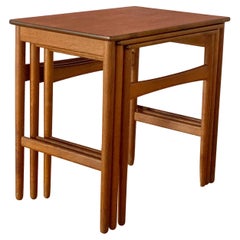 Tables gigognes Hans J. Wegner AT-40 en teck et Oak par Andreas Tuck Danemark