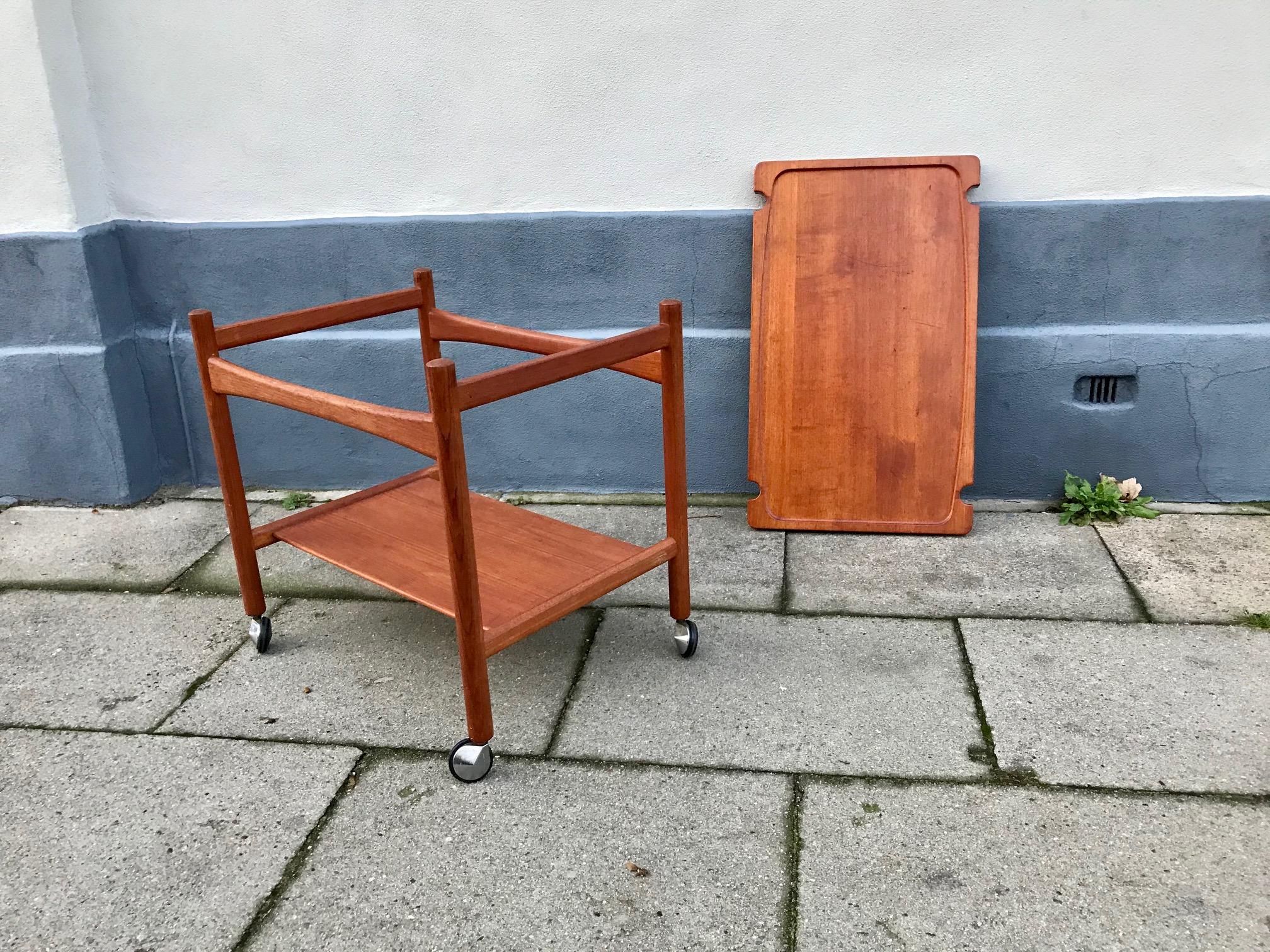 Hans Jørgen Wegner bar, serving cart with removable tray. Made in Denmark by PP Møbler. All original condition, no restorations. Lovely golden patina and lighter signs of ware. The tray top is solid teak, removable and finished on both sides.
