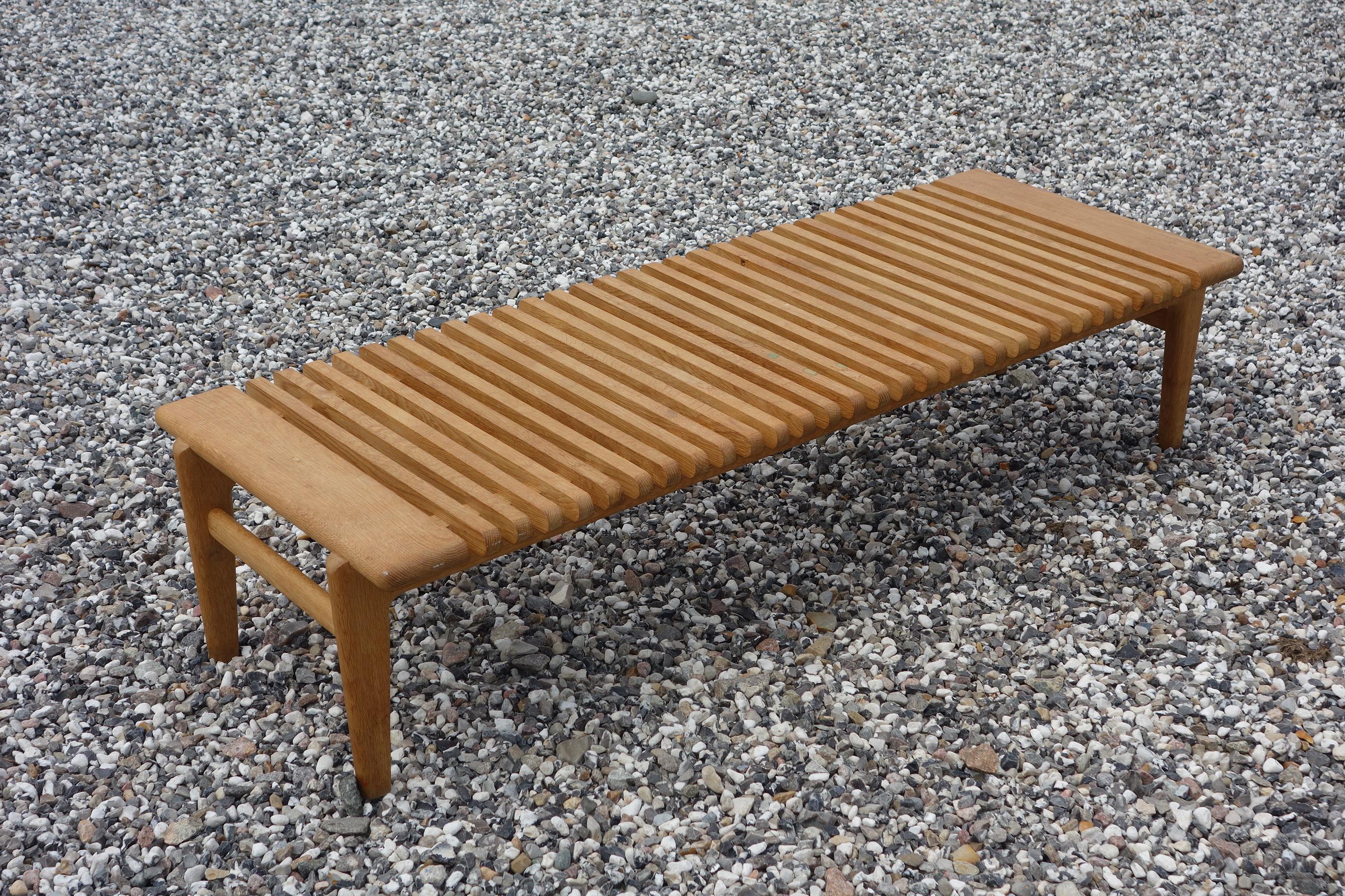 Hans J. Wegner 1914-2007. Bench made of solid oak with nice grain. Designed in 1953 and made by Johannes Hansen. Measures: H. 31 cm, L. 140 cm, D. 51 cm.