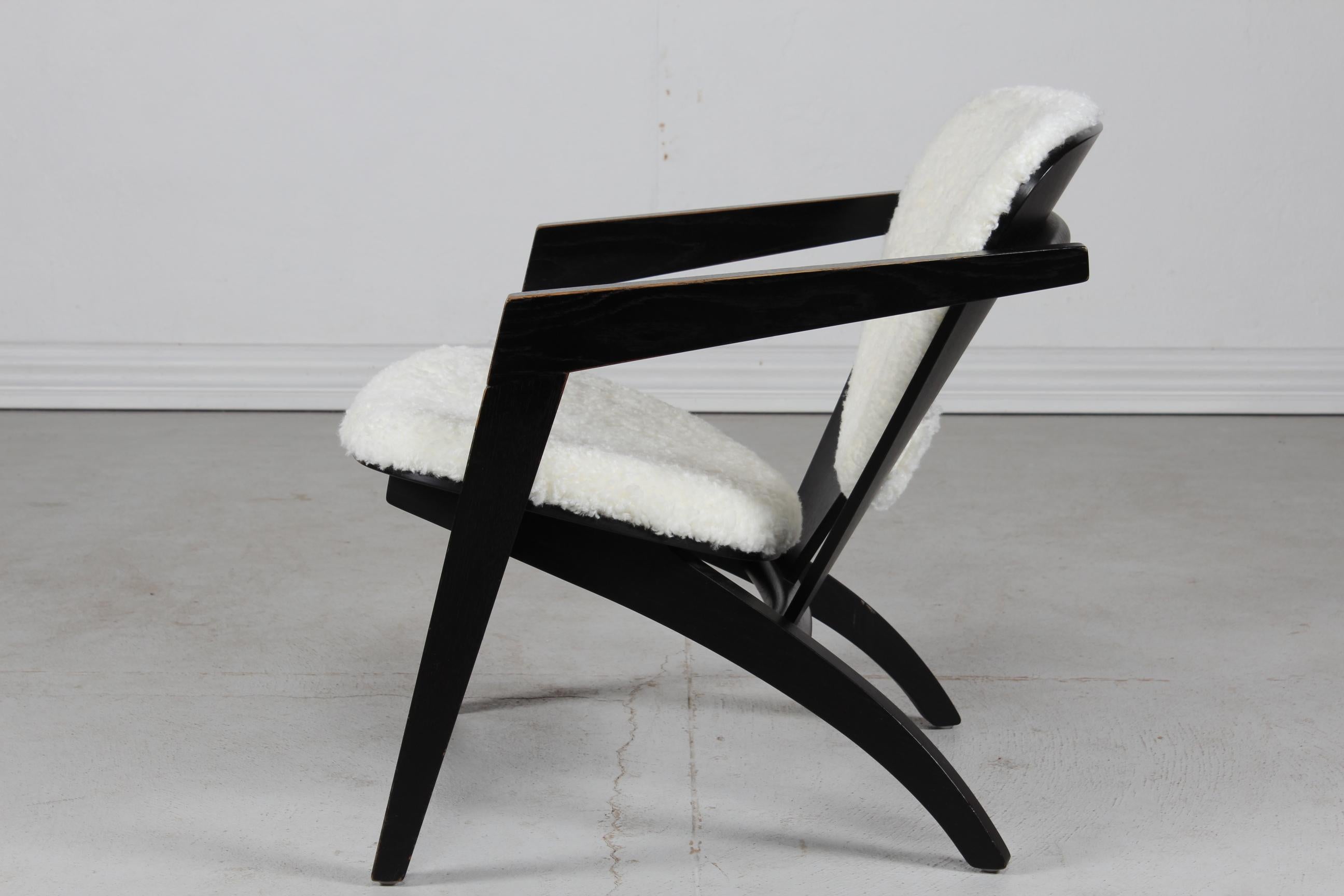 Butterfly easy chair model GE 460 by the danish designer Hans J. Wegner (1914-2007) in 1977.
This chair is made by Getama A/S in the 1990s.

The butterfly chair is made of solid and veneer black stained oak upholstery with new off white