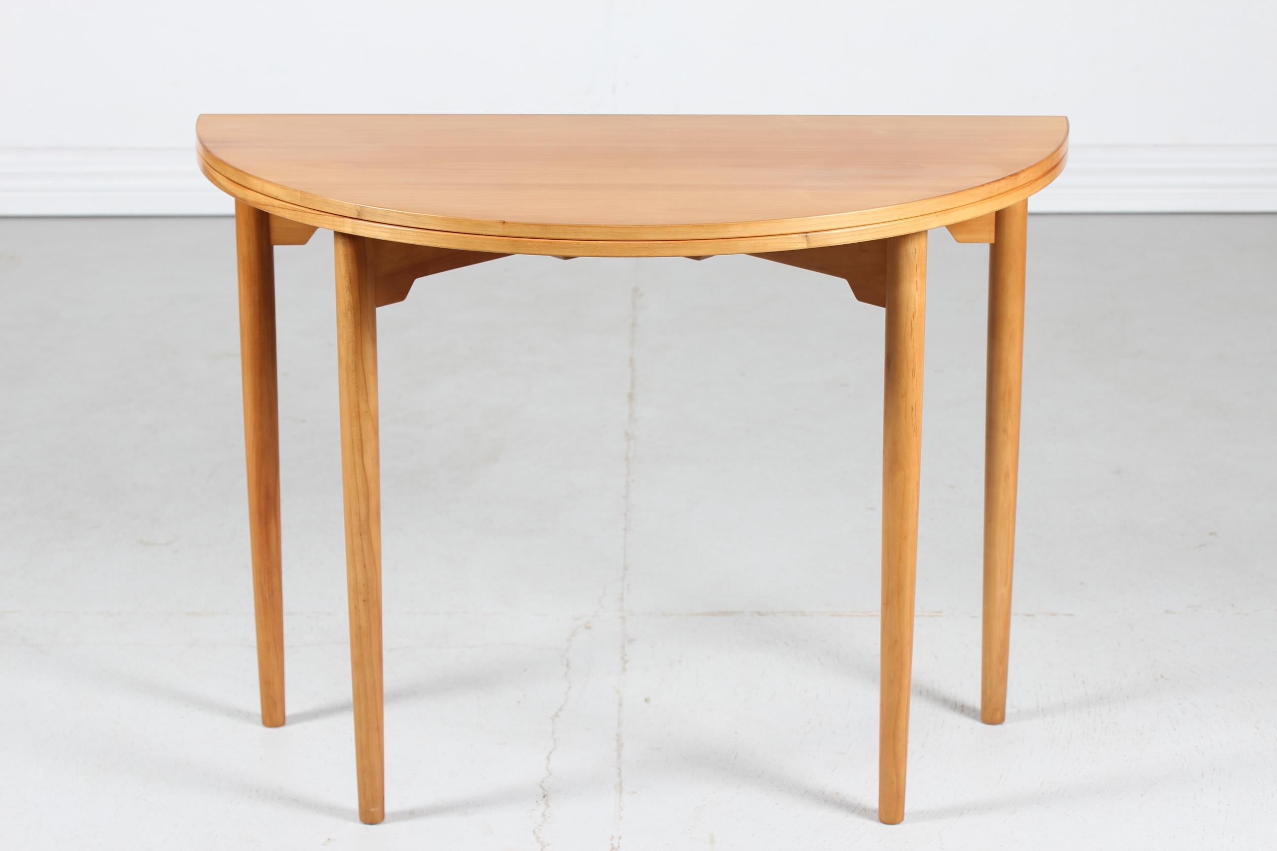 Round table/card table model 2081 by the Danish architect Hans J. Wegner (1914-2007) and manufactured by Fritz Hansen A/S in September 1968, Denmark.
The table is made of cherry wood with lacquer and has brass fittings.

Measures: 
Height 70,5