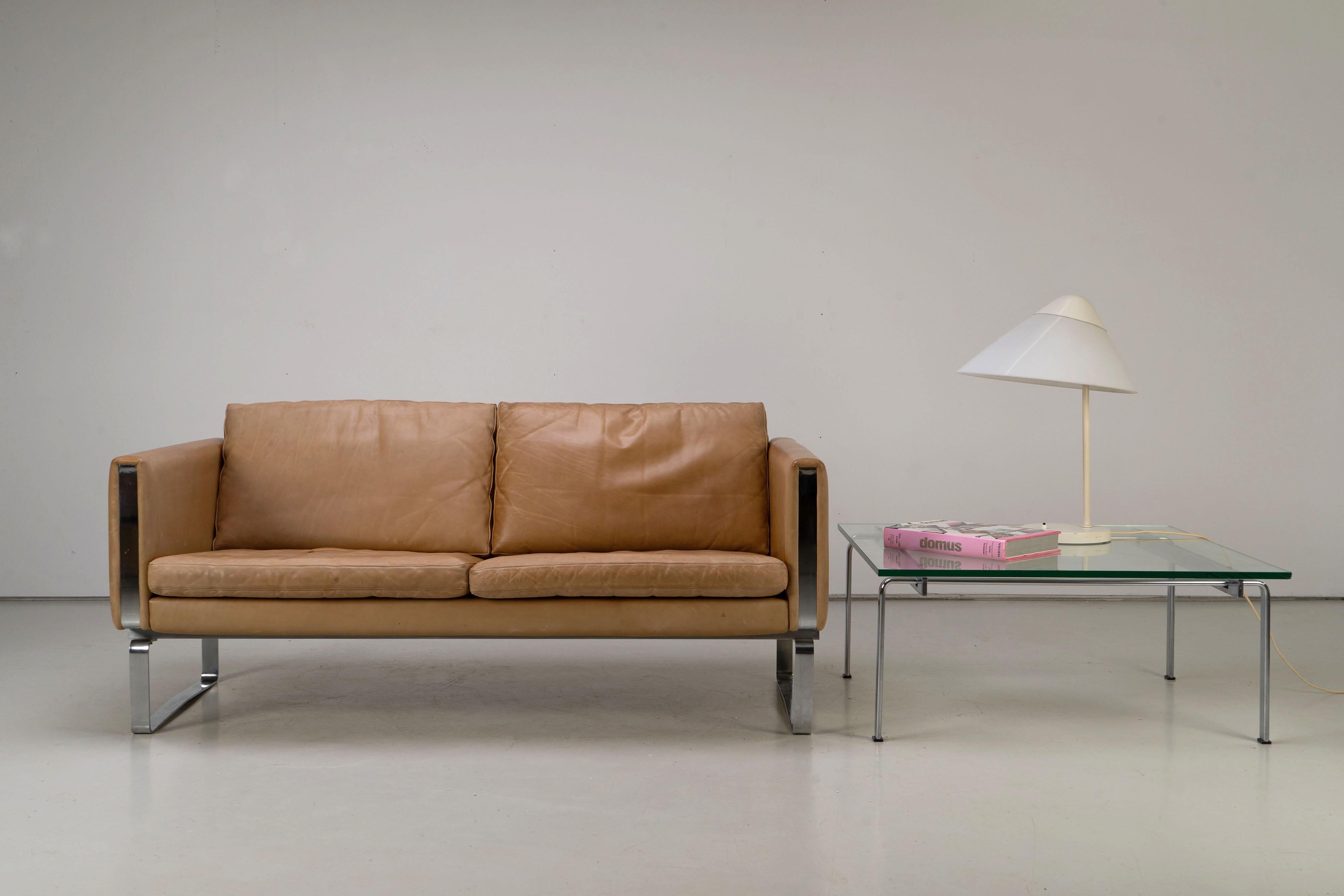 Very nice leather sofa designed by Hans Wegner from the 1970s. Wonderfully patinated, glove-soft leather, very comfortable to sit on; down-filled cushions. 

