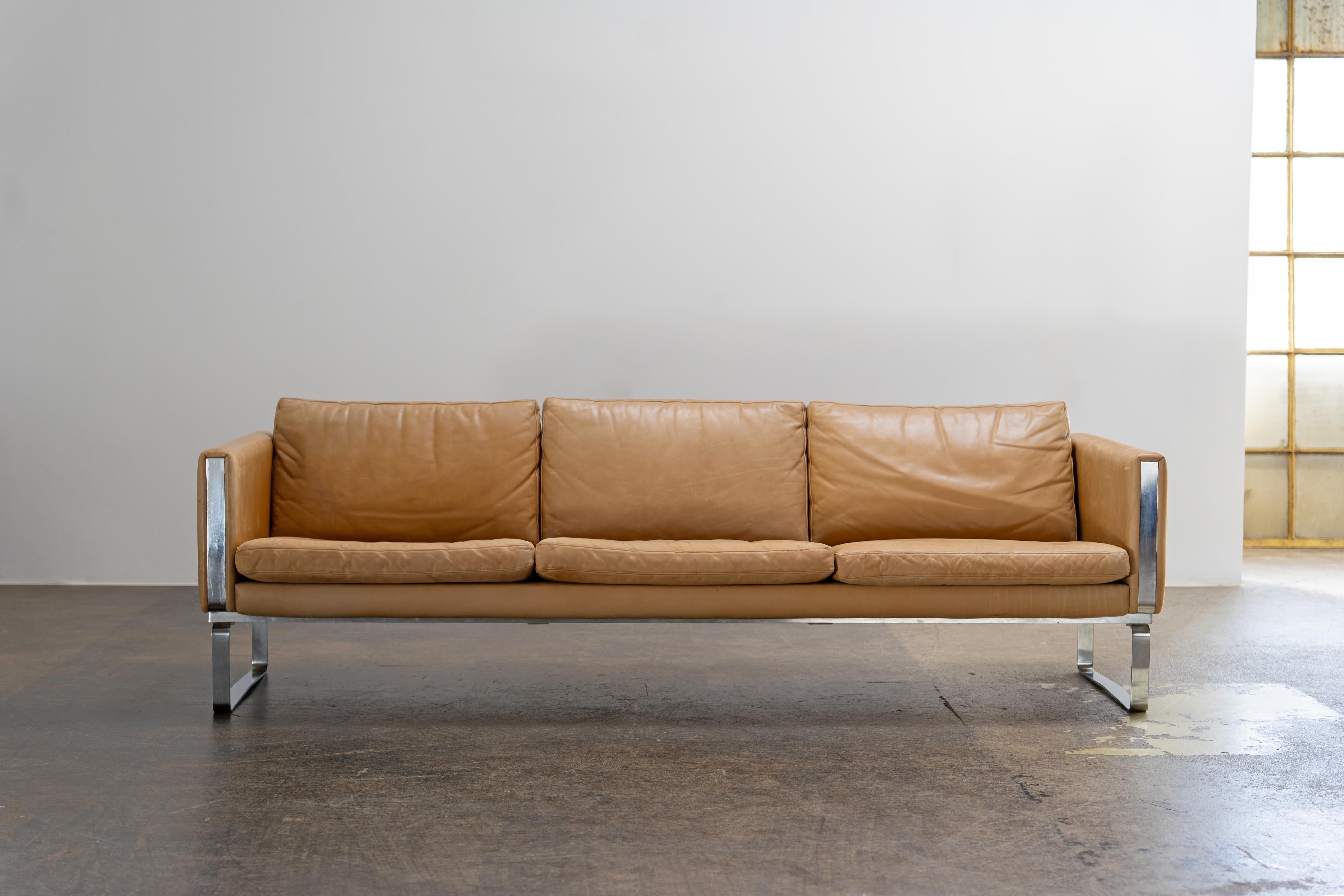 Sehr schönes Ledersofa von Hans Wegner aus den 1970er Jahren. Wunderbar patiniertes, handschuhweiches Leder, sehr angenehm zu sitzen.

