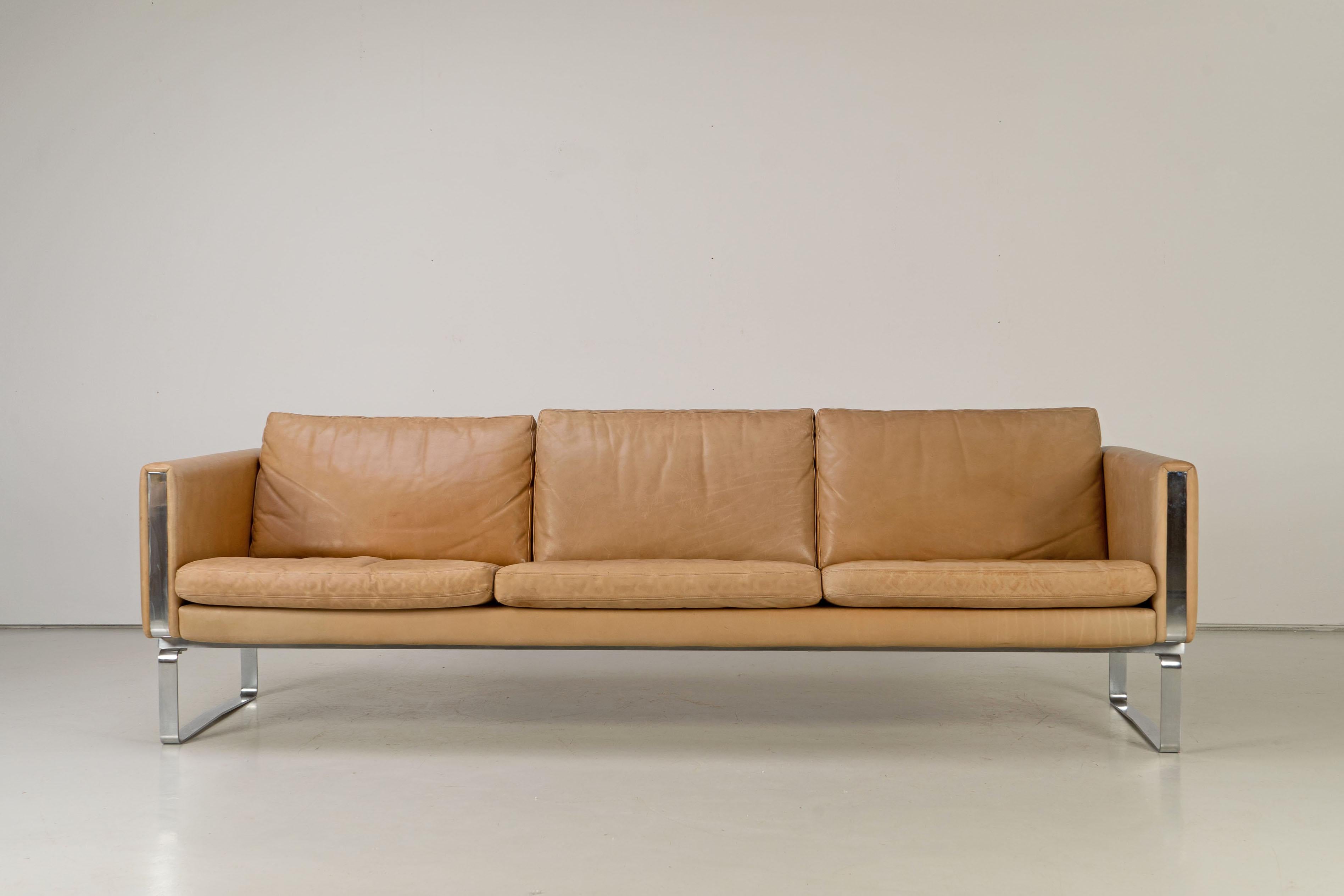 Very nice leather sofa designed by Hans Wegner from the 1970s. Wonderfully patinated, glove-soft leather, very comfortable to sit on; down-filled ccushions.

