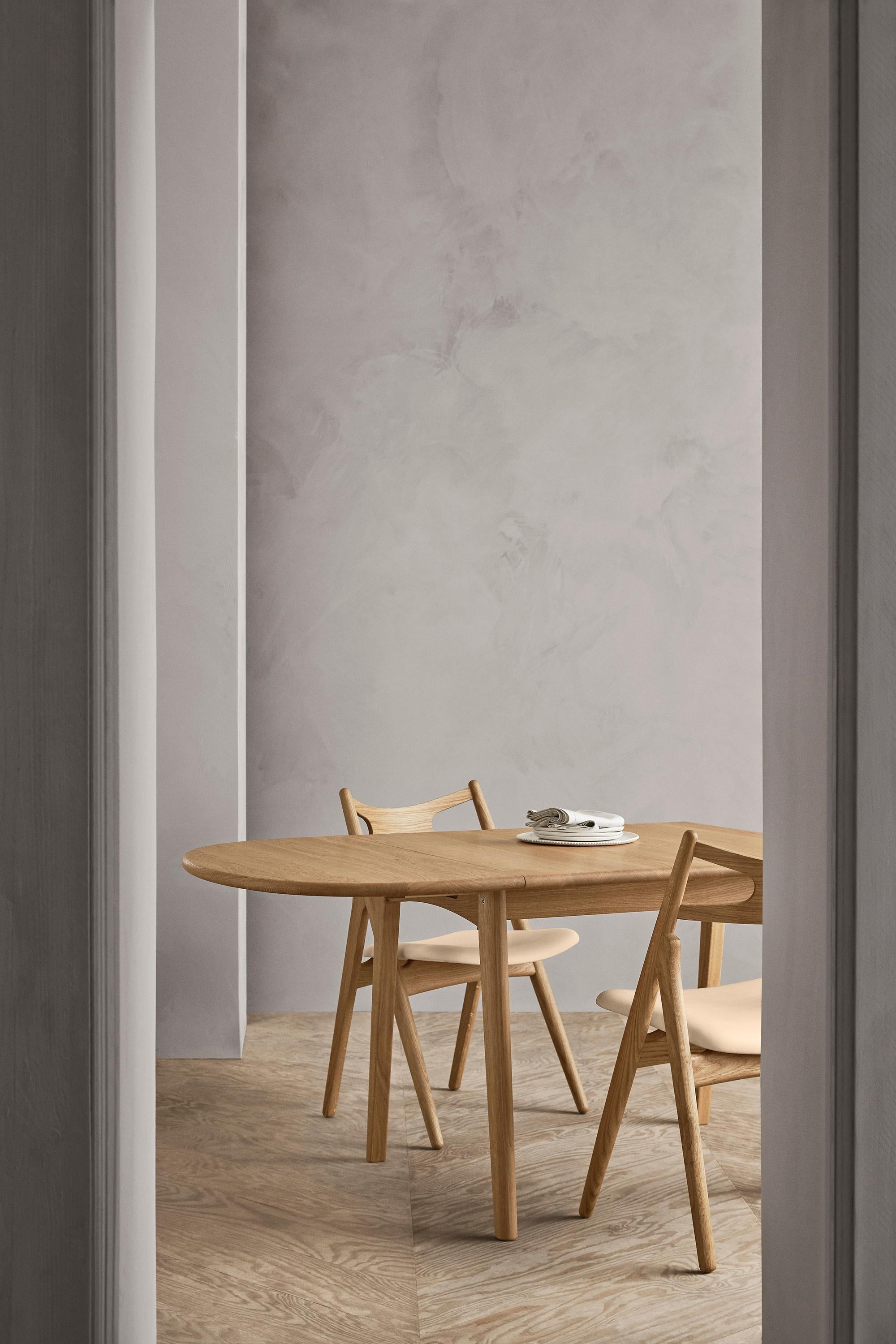 Table de salle à manger CH002 de Hans J. Wegner en hêtre Huile pour Carl Hansen & Son

L'histoire de la modernité danoise commence en 1908, lorsque Carl Hansen ouvre son premier atelier. Son engagement ferme en faveur de la beauté, du confort, du