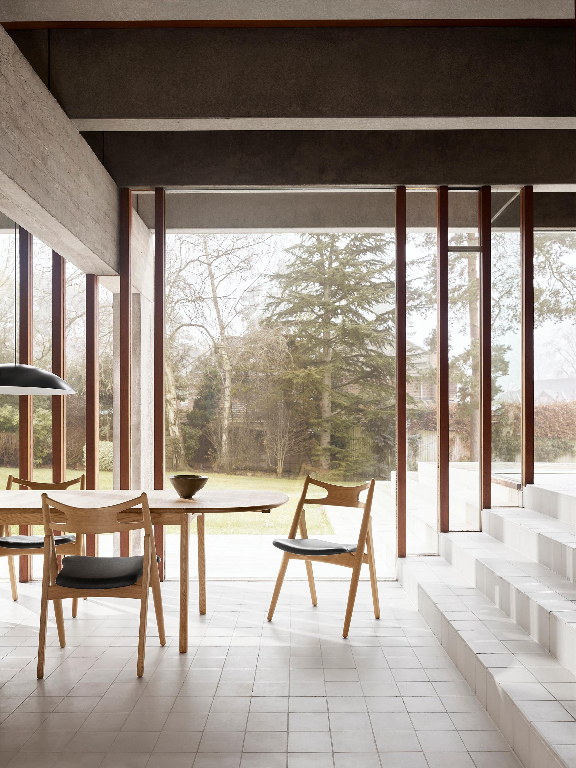 Tavolo da pranzo Hans J. Wegner 'CH006' in Oak Oil per Carl Hansen & Son

La storia del Modernismo Danese inizia nel 1908, quando Carl Hansen aprì il suo primo laboratorio. Il suo impegno per la bellezza, il comfort, la raffinatezza e l'artigianato