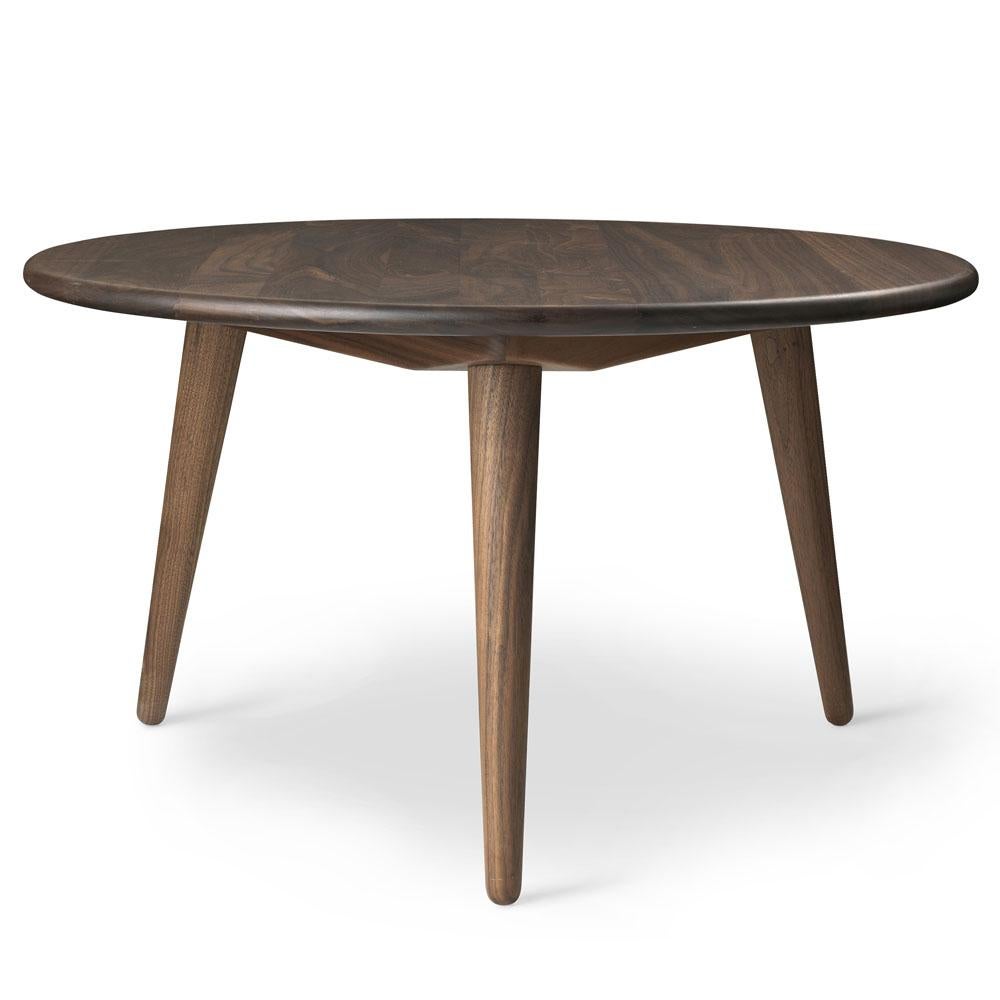 CH008 se compose d'un plateau rond et de trois pieds amovibles et effilés qui s'inclinent vers l'extérieur. Les pieds arrondis donnent à la table basse une allure élégante et presque flottante. La table est soutenue par un solide cadre triangulaire