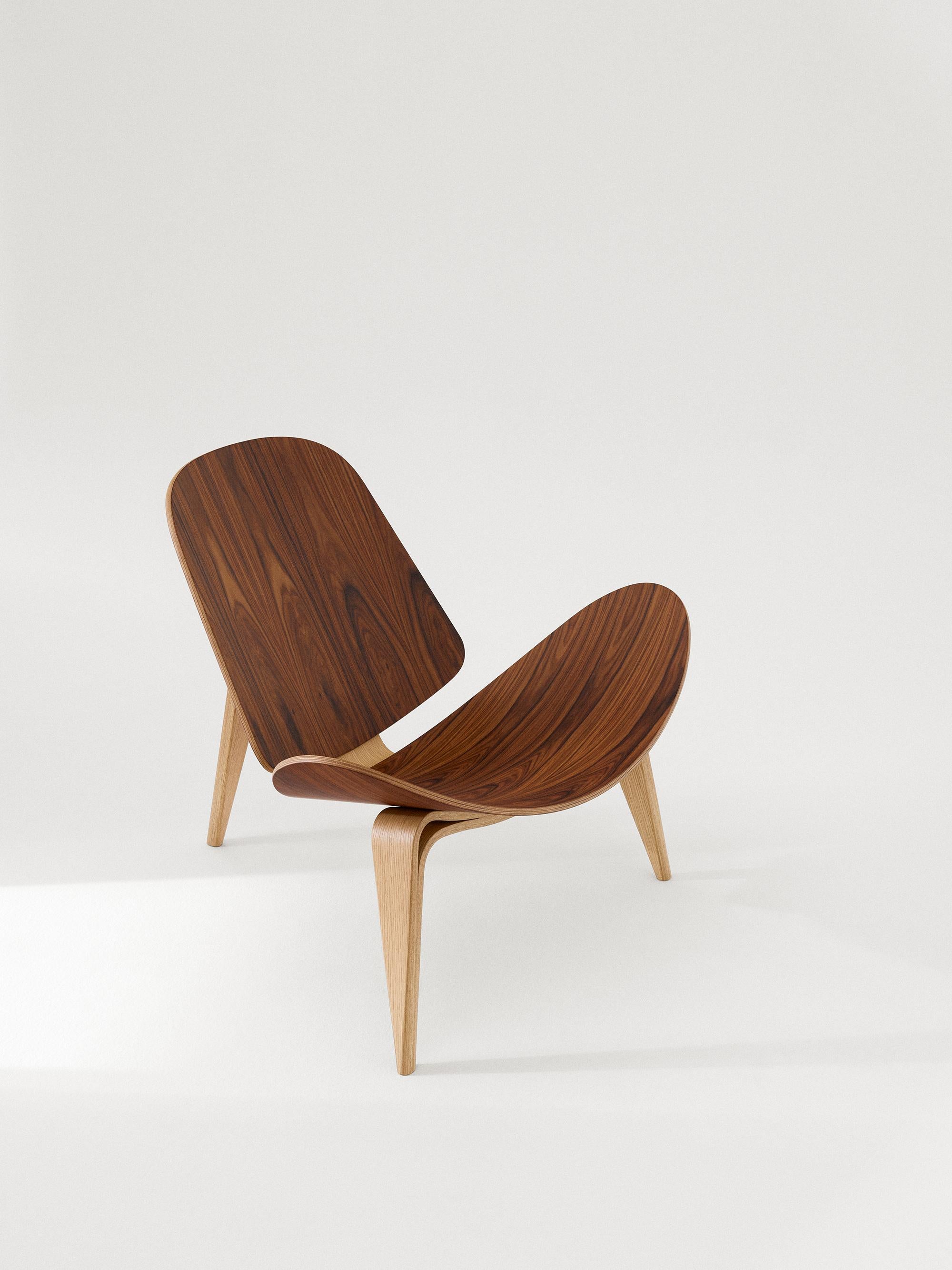 Hans J. Wegner 'CH07 Shell' 60th Anniversary Lounge Chair für Carl Hansen & Son.

Die Geschichte der dänischen Moderne beginnt im Jahr 1908, als Carl Hansen seine erste Werkstatt eröffnet. Sein Engagement für Schönheit, Komfort, Raffinesse und