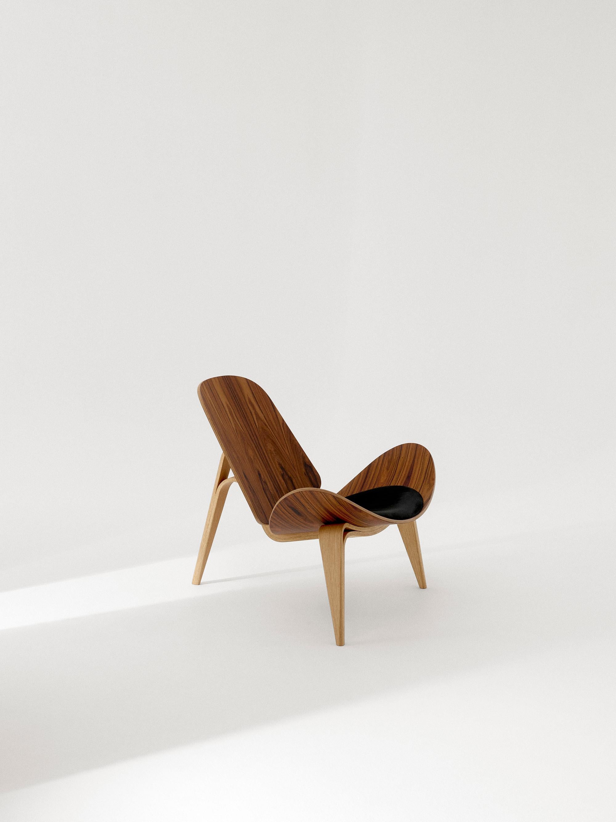 Cuir Hans J. Wegner chaise longue CH07 Shell, 60e anniversaire, tapissée de cuir en vente