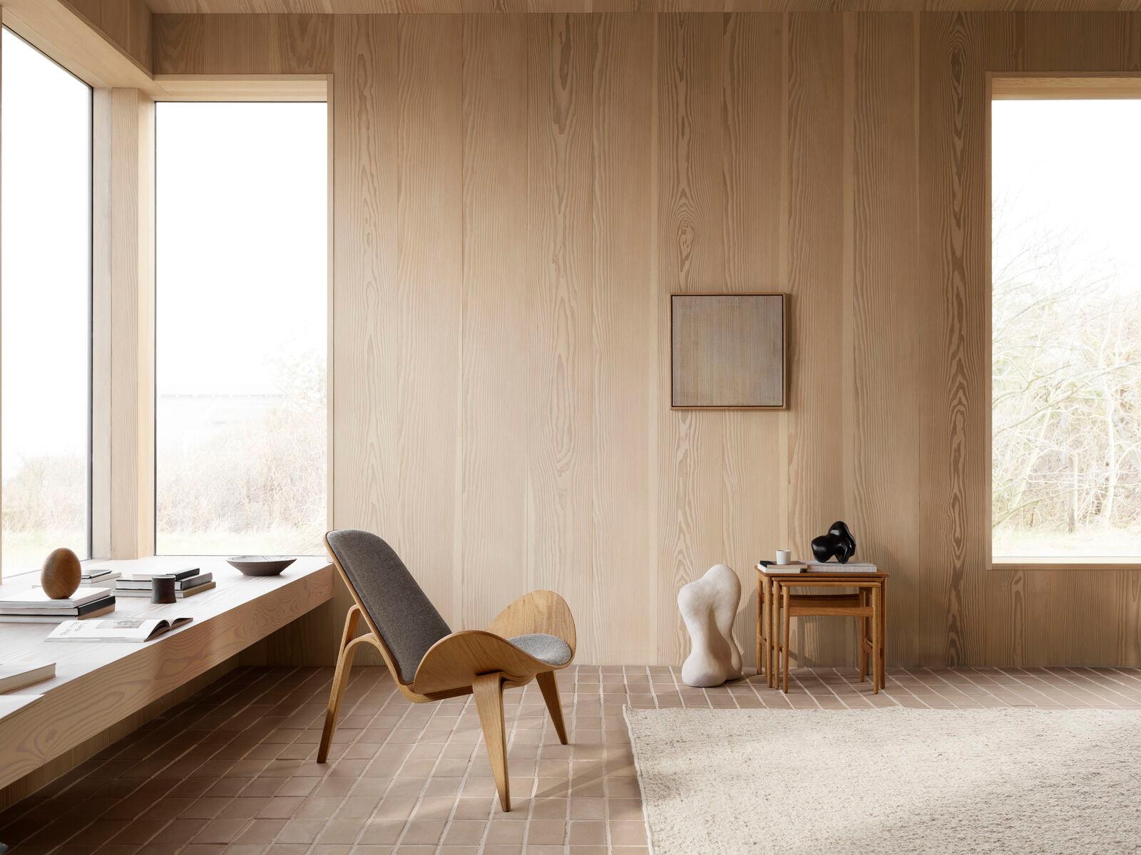 Hans J. Wegners architektonische Kompetenz zeigt sich im CH07 Shell Chair mit seiner schwebenden Leichtigkeit durch den flügelartigen Sitz und die drei gebogenen Beine. Der charakteristische Sitz, die Rückenlehne und die Beine des Stuhls sind aus