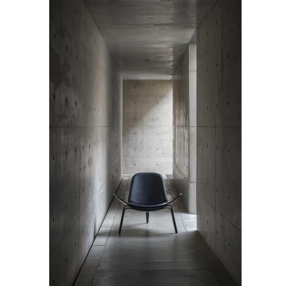 Hans J. Wegner CH07 Schalenstuhl Braun/Weiß Kuhfell Eiche Weiß Oil Carl Hansen (Dänisch) im Angebot