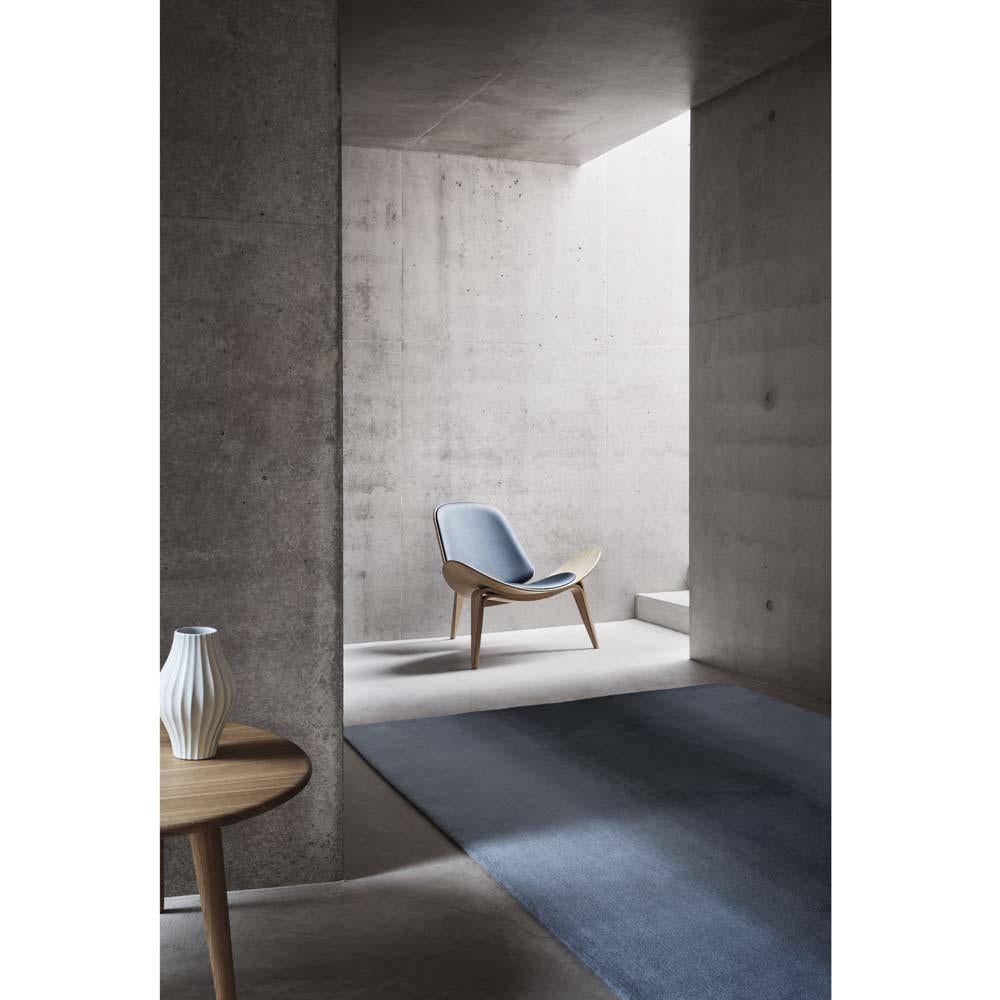 Danois Hans J. Wegner CH07 Shell Chair Brown/White Cowhide Walnut Lacquer Carl Hansen en vente