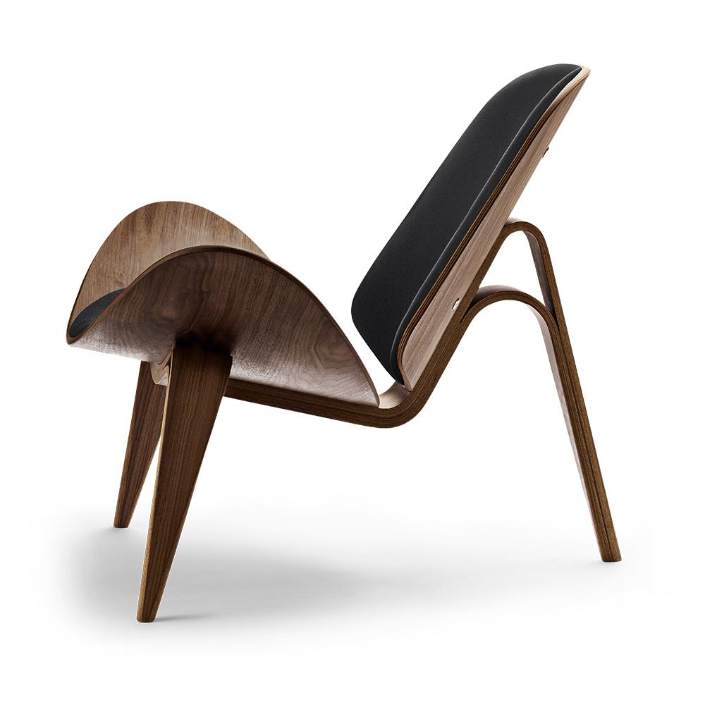 Hans J. Wegners architektonische Kompetenz zeigt sich im CH07 Shell Chair mit seiner schwebenden Leichtigkeit durch den flügelartigen Sitz und die drei gebogenen Beine. Der charakteristische Sitz, die Rückenlehne und die Beine des Stuhls sind aus