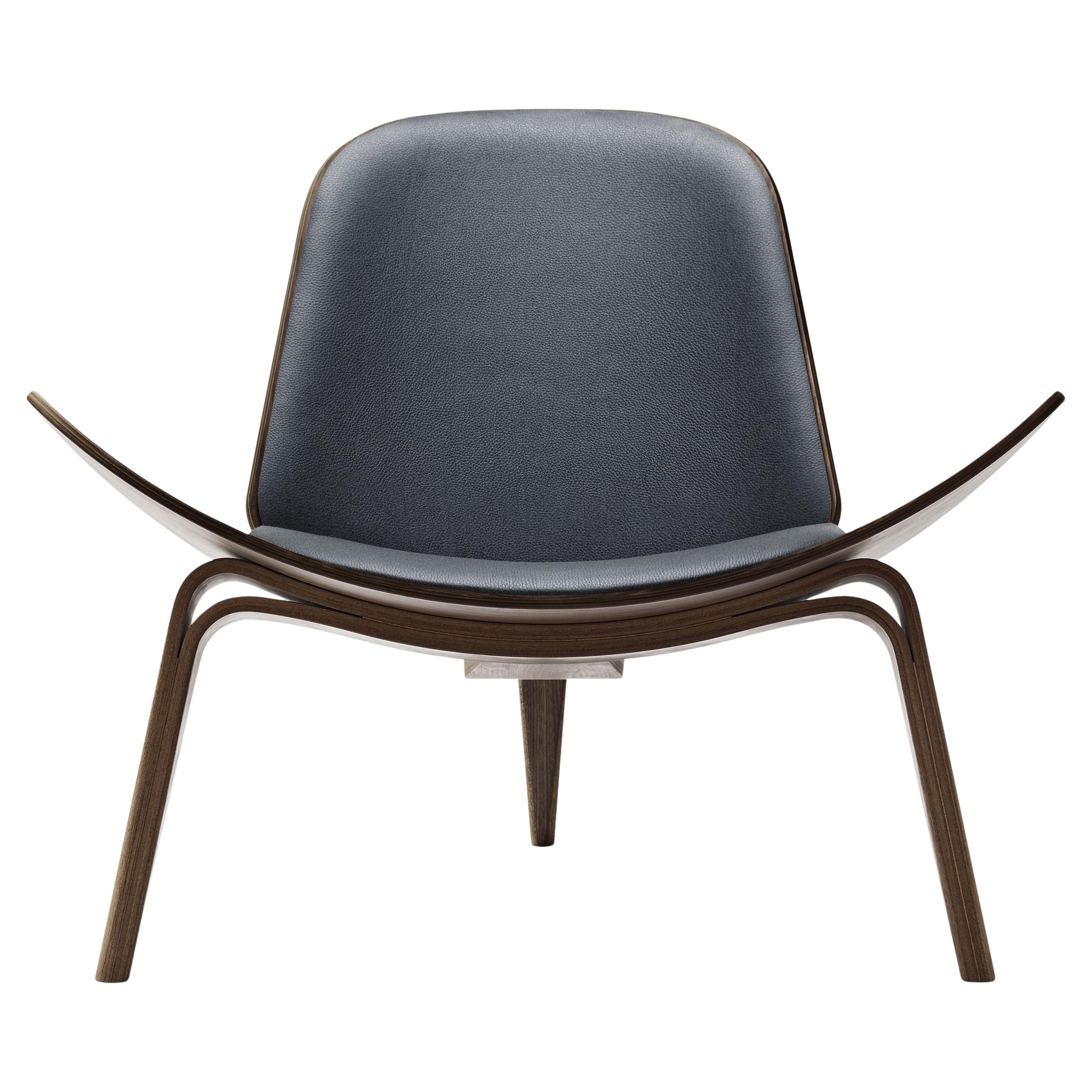 Hans J. Wegner CH07 Shell Chair Leather Loke 7150 Walnut Lacquer pour Carl Hansen