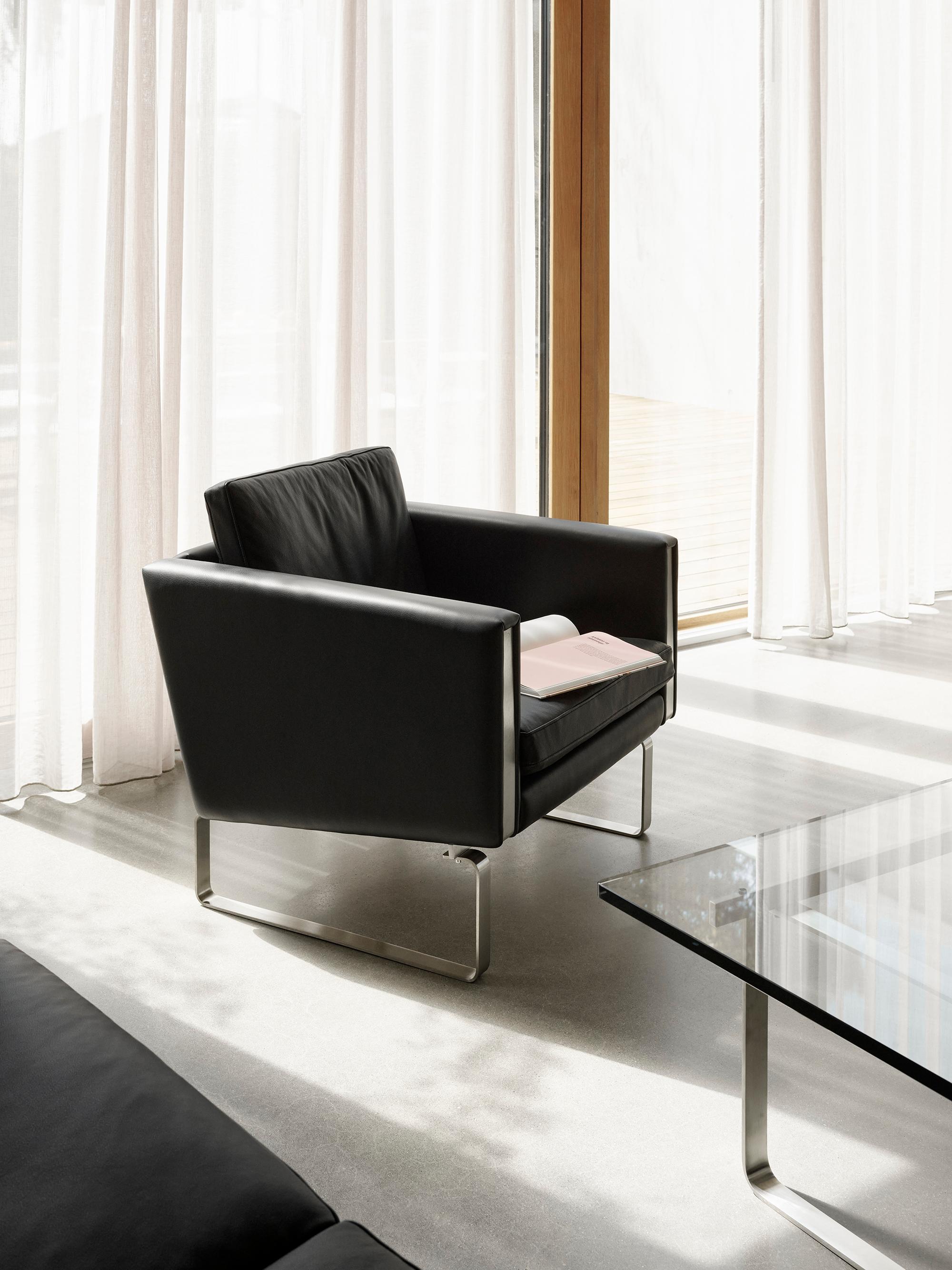 Hans J Wegner 'CH101' Loungesessel aus Thor-Leder für Carl Hansen & Sohn

Die Geschichte der dänischen Moderne beginnt im Jahr 1908, als Carl Hansen seine erste Werkstatt eröffnet. Sein Engagement für Schönheit, Komfort, Raffinesse und