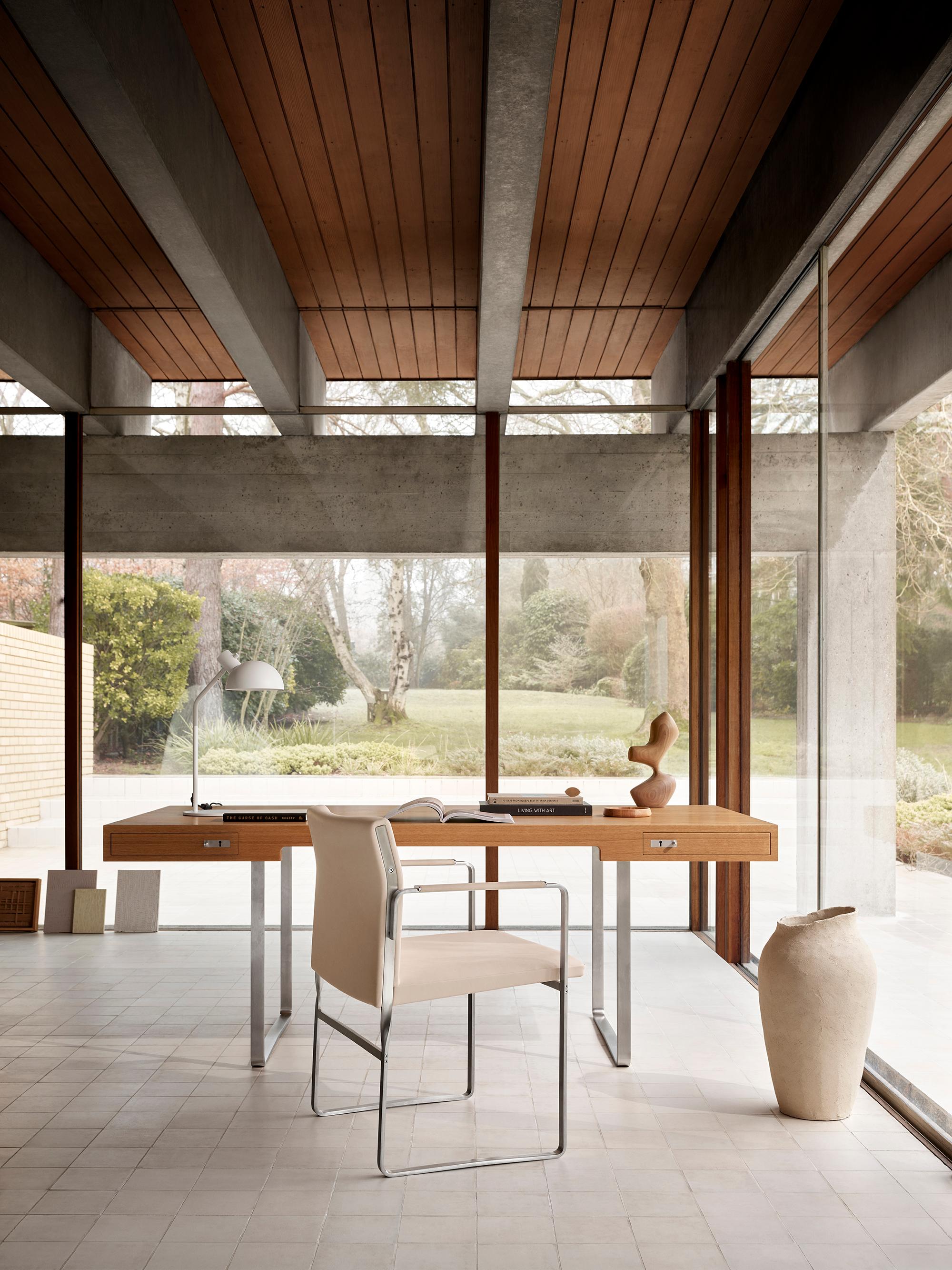 Hans J Wegner 'CH110' Schreibtisch aus Eiche, Öl für Carl Hansen & Sohn

Die Geschichte der dänischen Moderne beginnt im Jahr 1908, als Carl Hansen seine erste Werkstatt eröffnet. Sein Engagement für Schönheit, Komfort, Raffinesse und Handwerkskunst