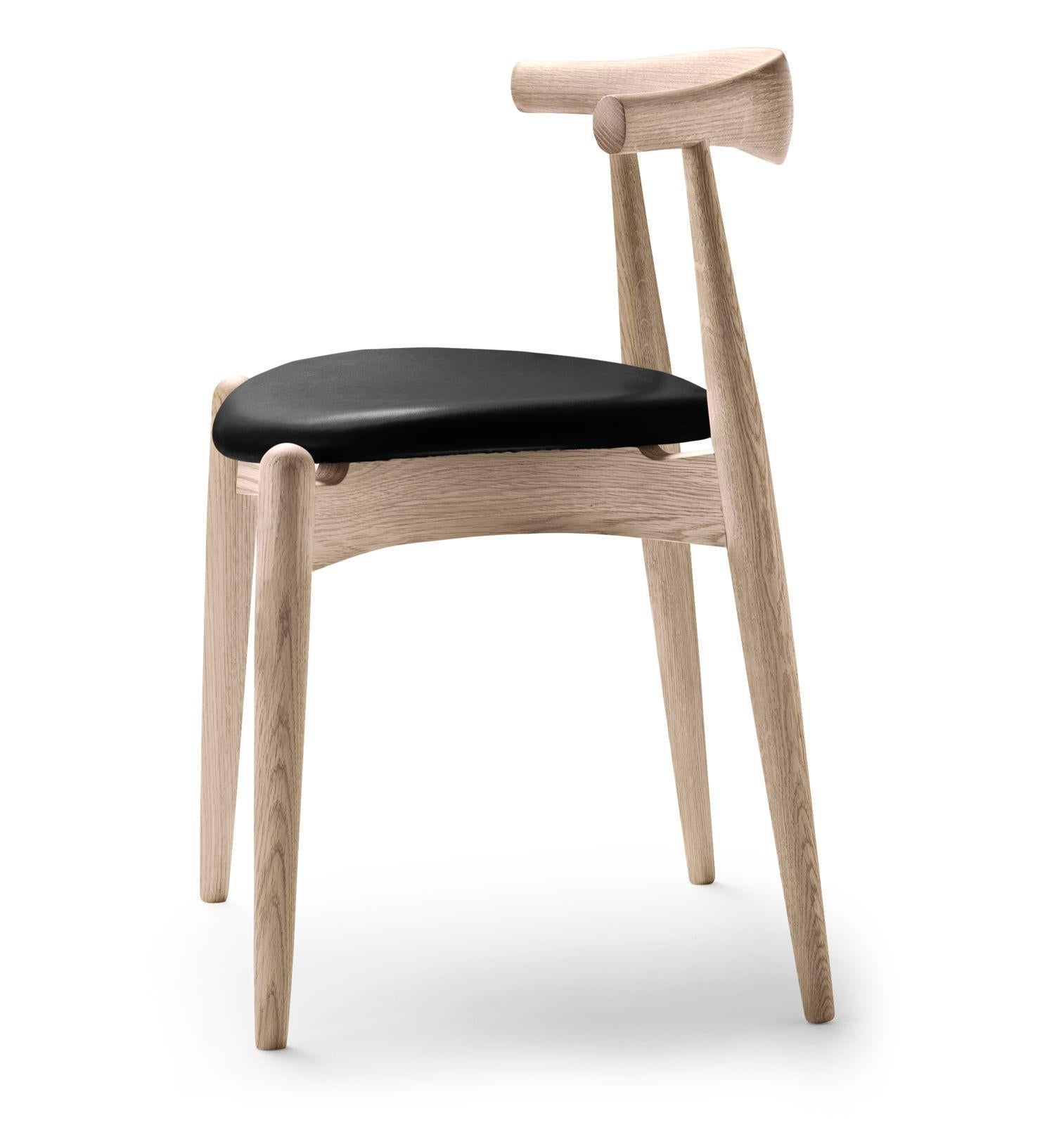 Hans J. Wegner entwarf 1956 den stapelbaren Elbow Chair. Er wurde jedoch erst 2005 von Carl Hansen und Søn in Produktion genommen und etablierte sich bald als preisgekrönter moderner Klassiker. Die gebogene Rückenlehne des CH20 Chair, die aus einem