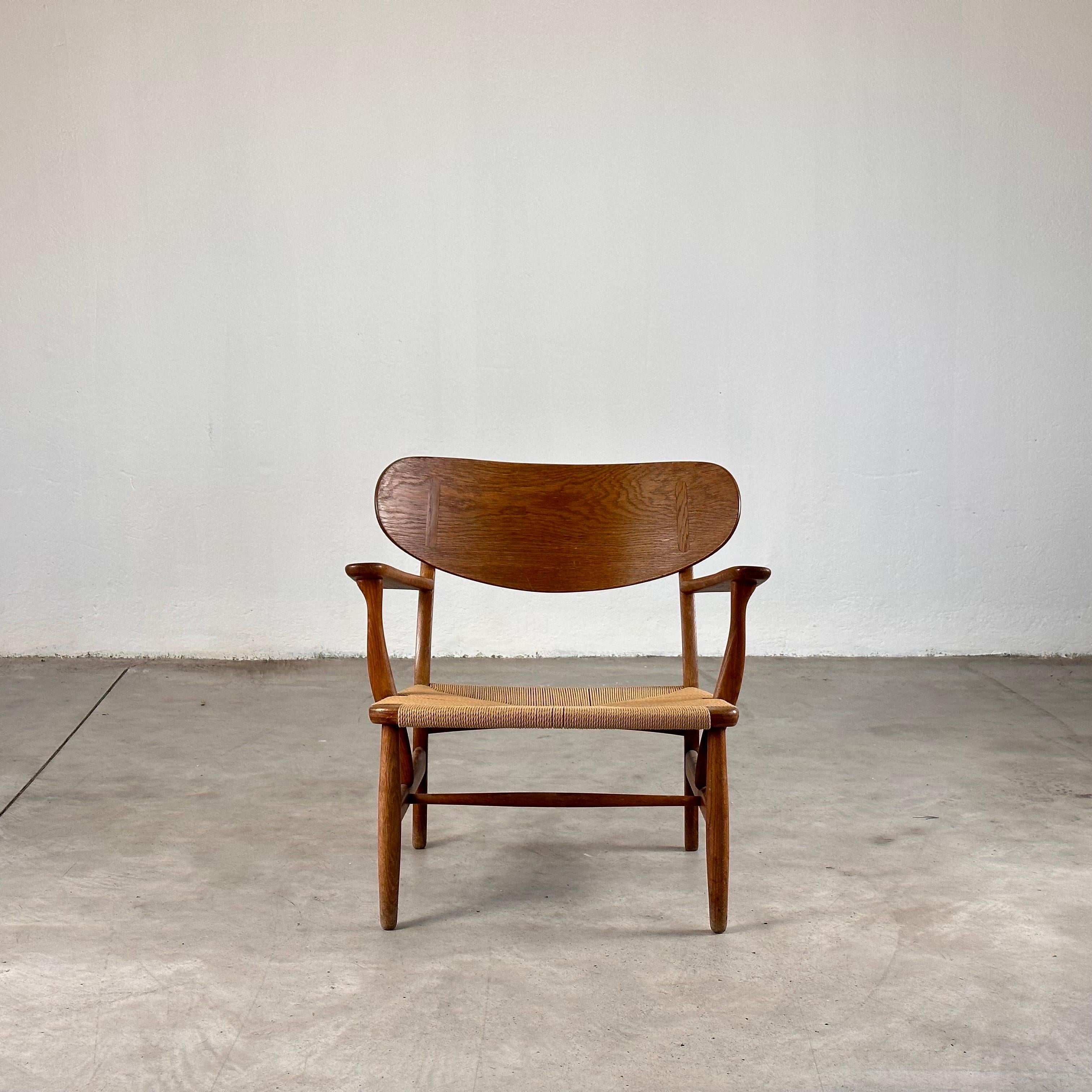Hans J. Wegner CH22 Lounge Chair, Early Production, Carl Hansen, Denmark, 1950s In Good Condition In Brescia , Brescia