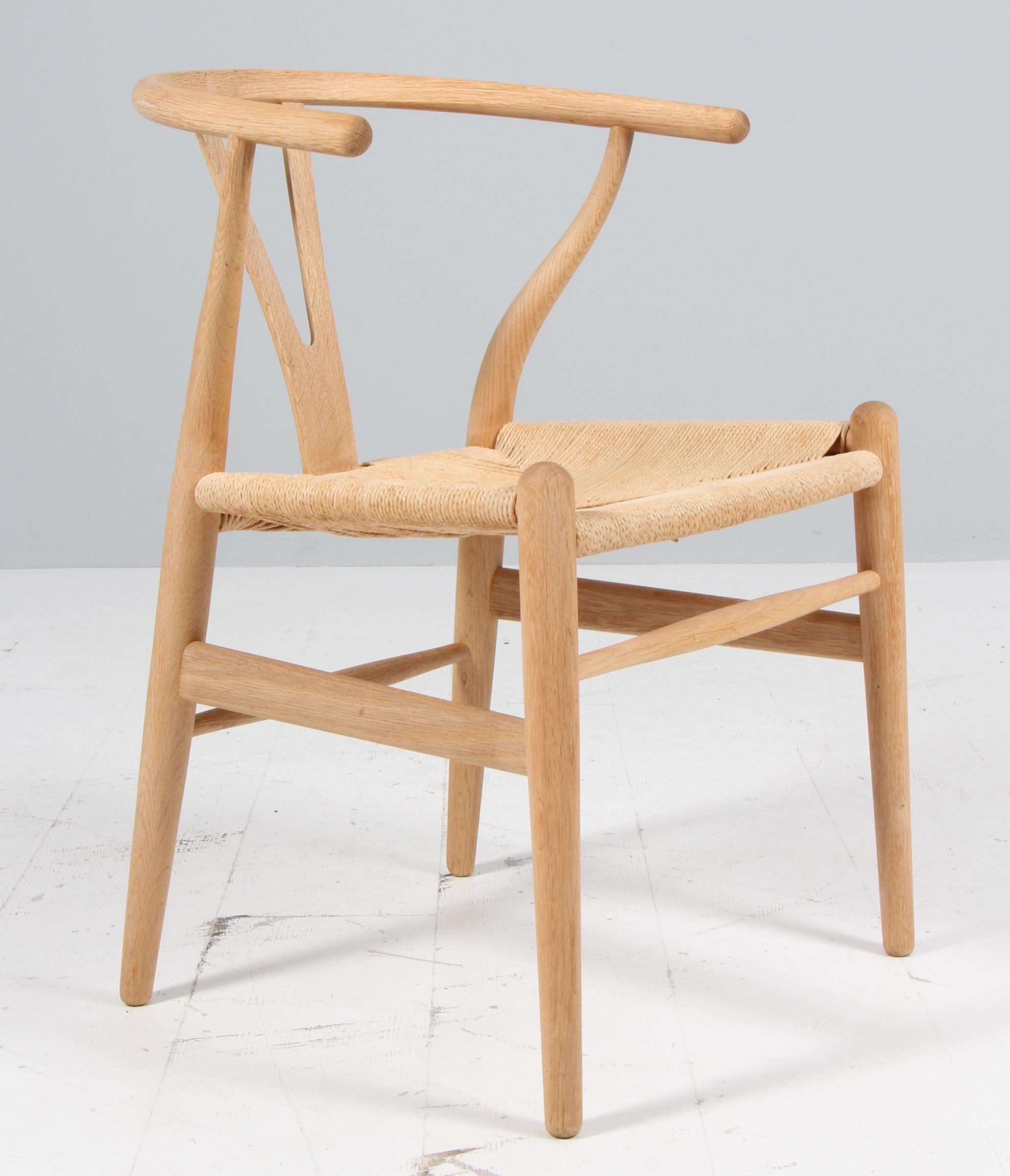 Chaise wishbone Hans J. Wegner en chêne massif traité au savon, assise en corde de papier patinée d'origine. 

Modèle CH24, fabriqué par Carl Hansen avec l'ancien autocollant d'origine.
