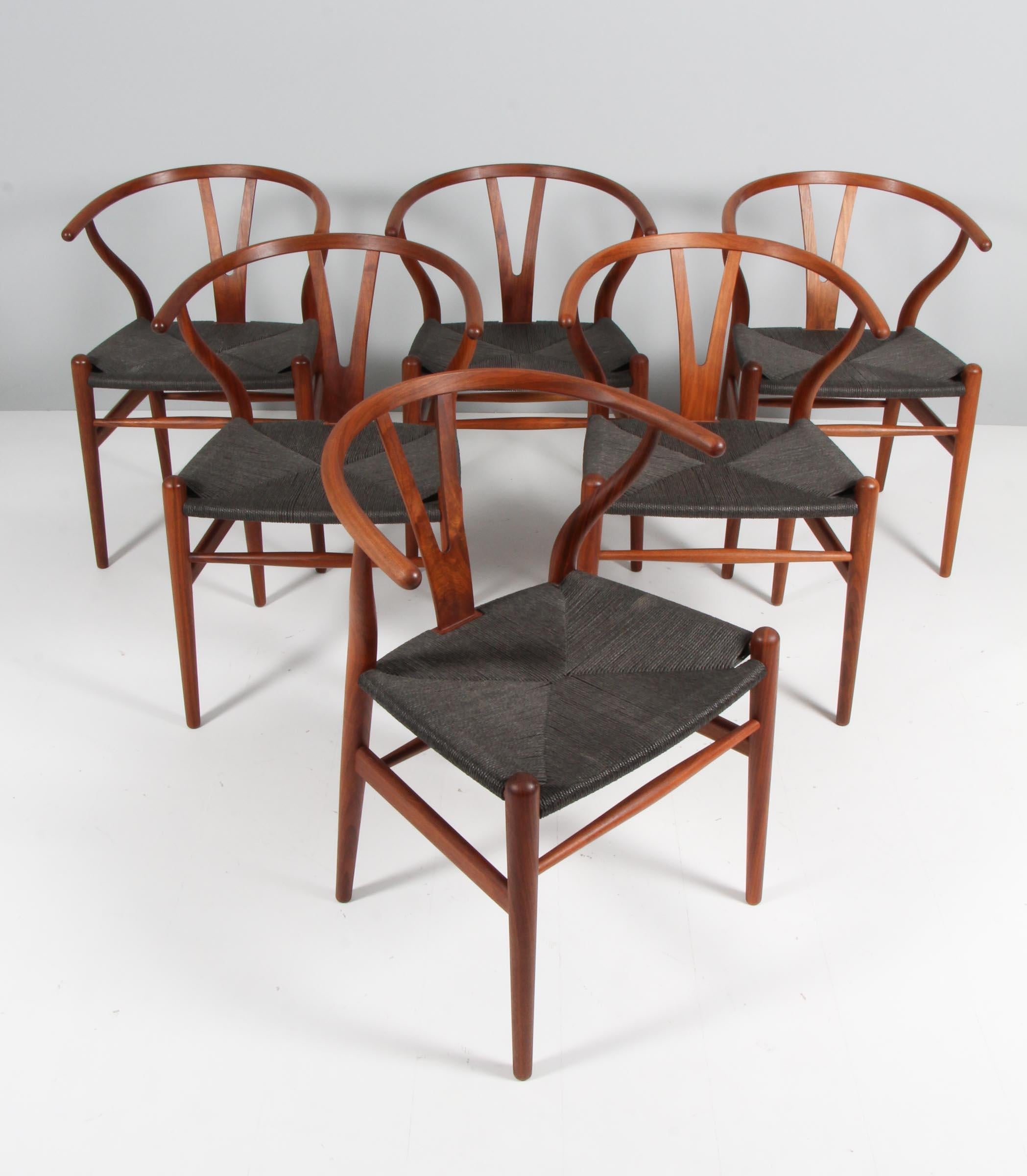 Hans J. Wegner wishbone chair in solid oiled walnut, original black papercord seat

Model CH24, made by Carl Hansen with the new metal plaquette.
