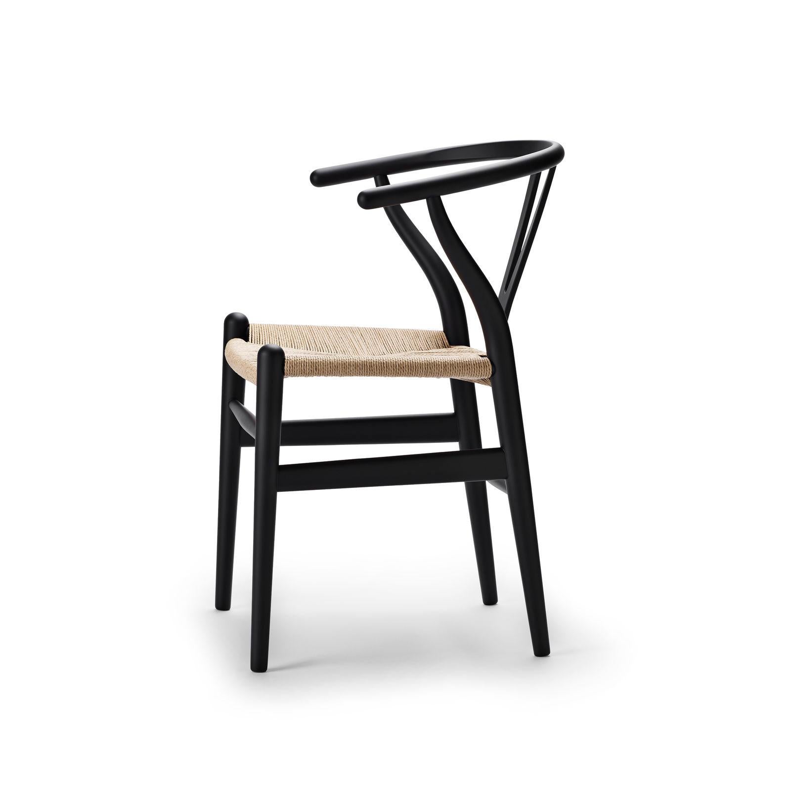 Das allererste Modell, das Hans J. Wegner 1949 exklusiv für Carl Hansen & Søn entwarf, der CH24 Wishbone Chair, wird seit seiner Einführung im Jahr 1950 kontinuierlich produziert. Bei der Gestaltung des CH24 entschied sich Wegner dafür, Rücken- und