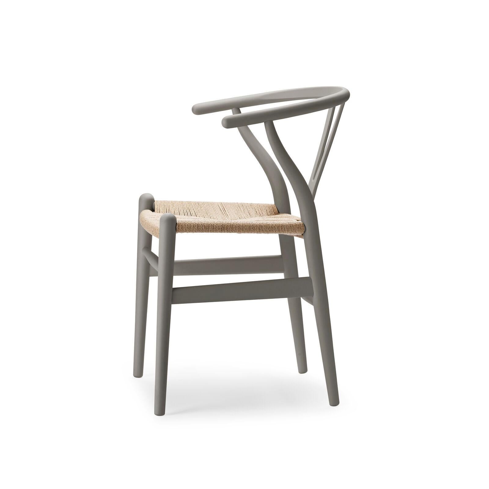 Das allererste Modell, das Hans J. Wegner 1949 exklusiv für Carl Hansen & Søn entwarf, der CH24 Wishbone Chair, wird seit seiner Einführung im Jahr 1950 kontinuierlich produziert. Bei der Gestaltung des CH24 entschied sich Wegner dafür, Rücken- und